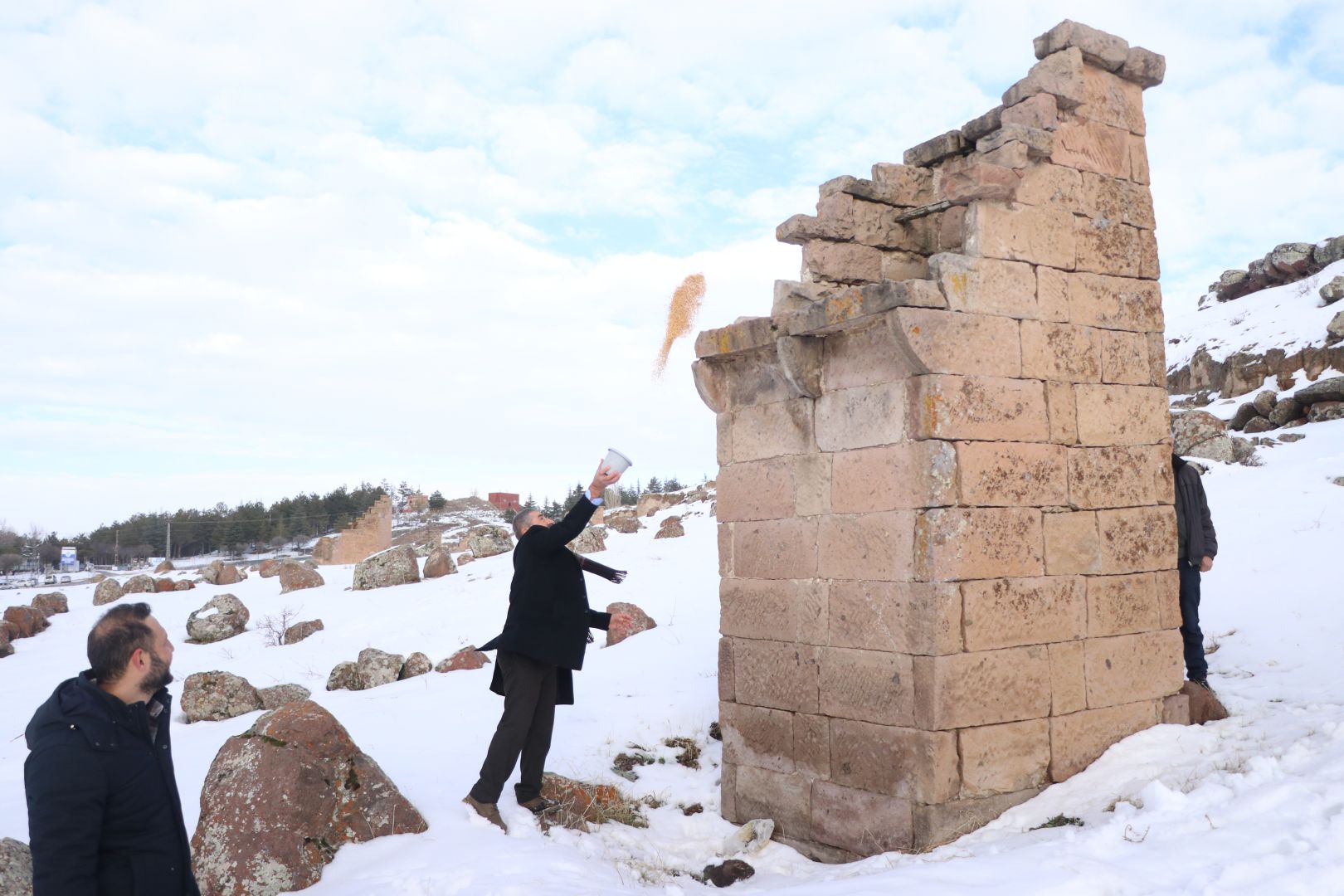 Yıkılmak üzere olan tarihi güvercinliklerde, yemleme kültürü sürüyor.