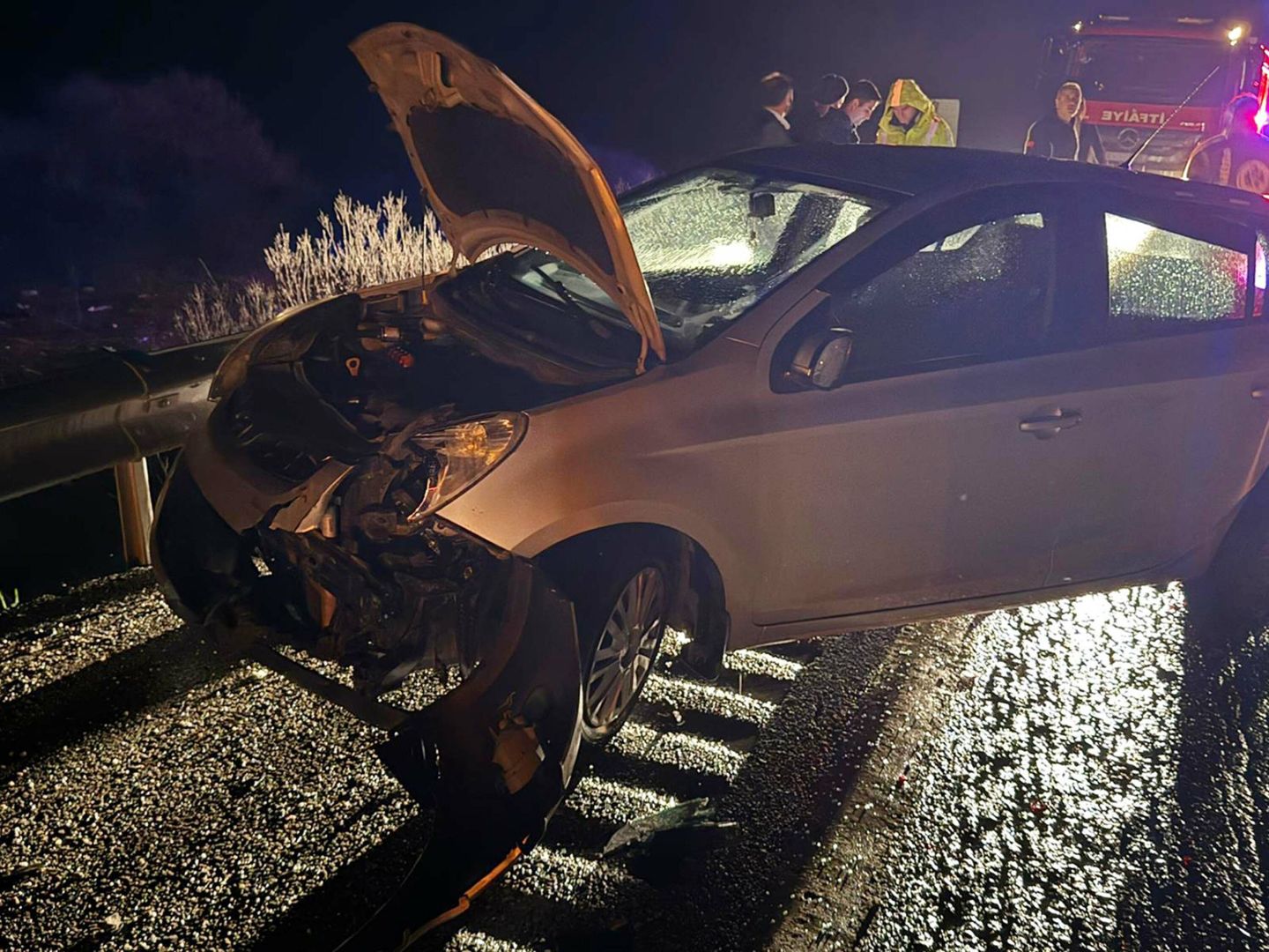 Kaza yapan otomobile başka bir otomobil çarptı; 2 yaralı