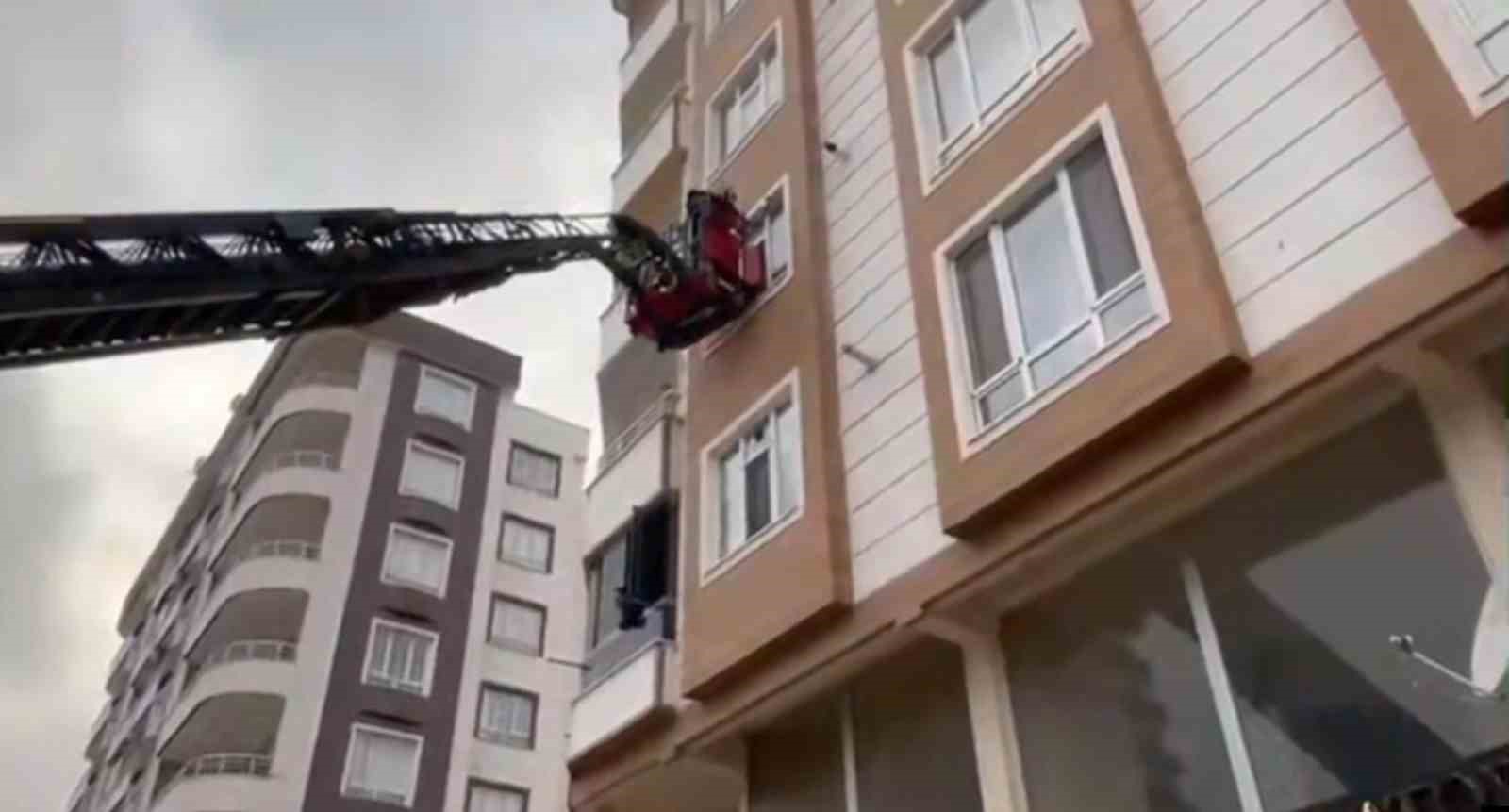 Şanlıurfa’da istinat duvarı çöktü: Binada mahsur kalanlar kurtarıldı
