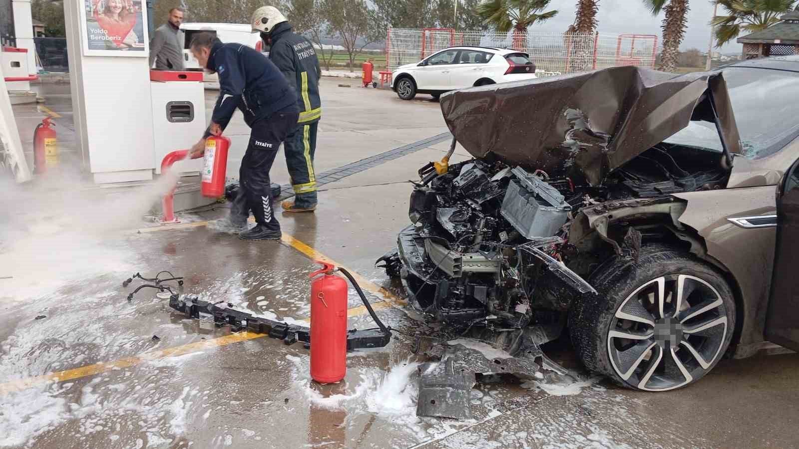 Otomobil akaryakıt istasyonuna daldı, facianın eşiğinden dönüldü
