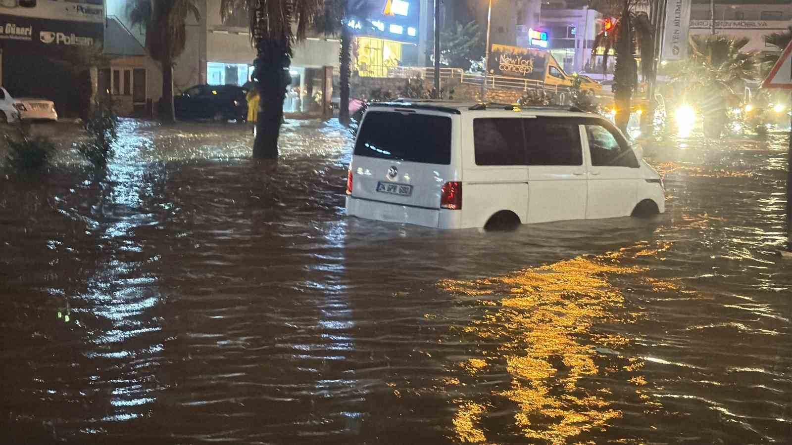Bodrum sağanak yağışa teslim oldu: Yollar göle döndü, evleri su bastı
