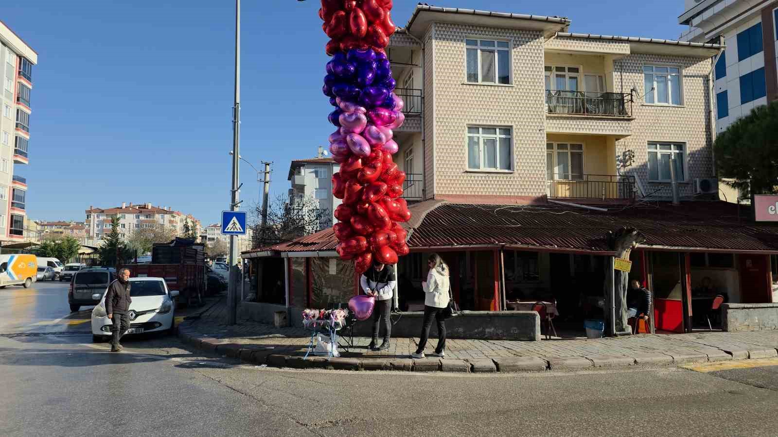 Sevgililer Günü kalpli balon satıcılarına yaradı