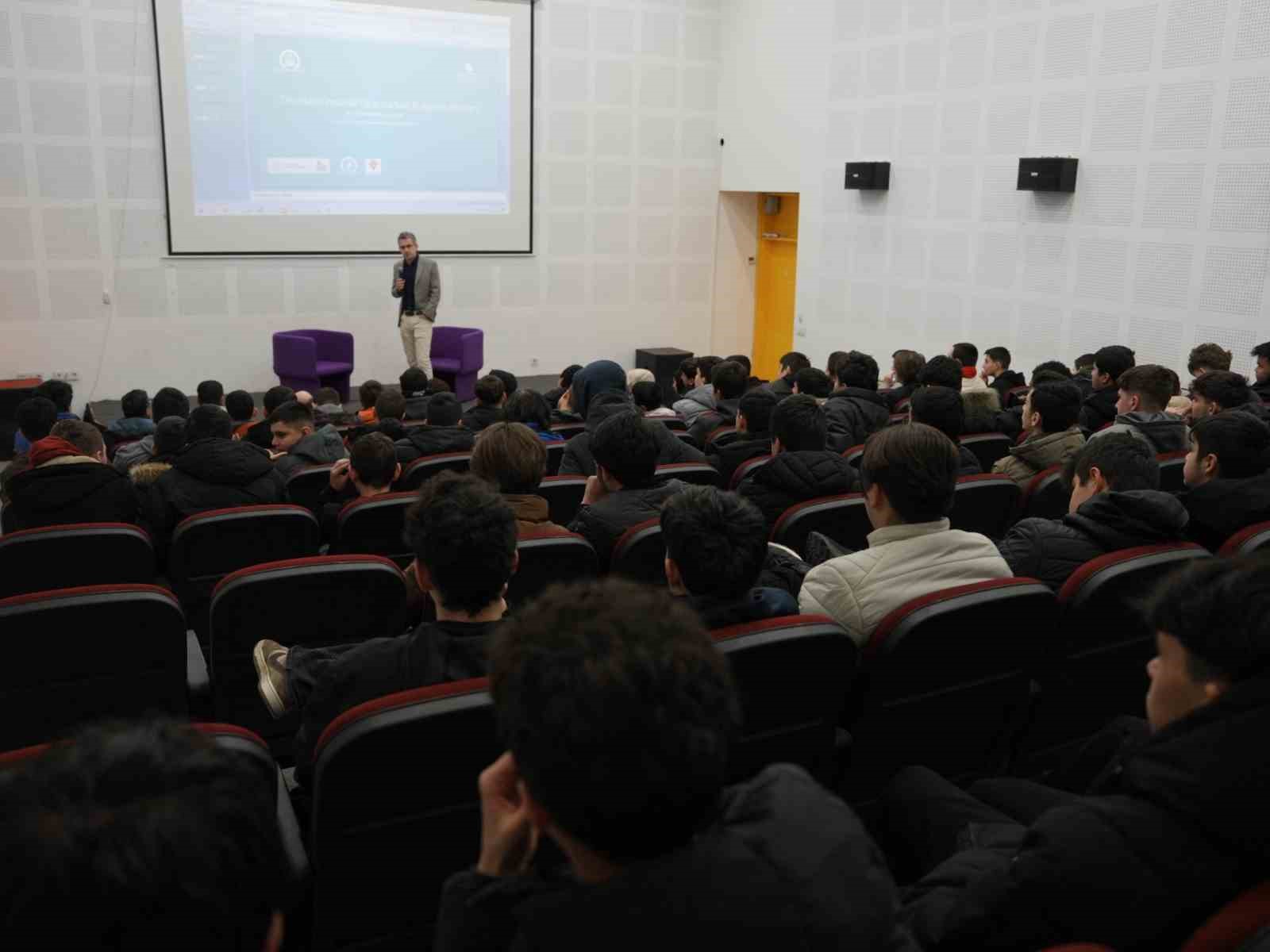 Bilim Merkezinde dronlar ve kullanımı söyleşisi
