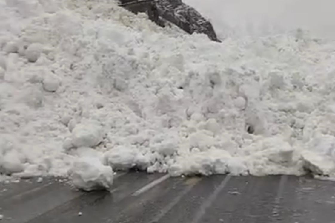 Hakkâri-Çukurca kara yoluna çığ düştü: Sürücüler yolda kaldı
