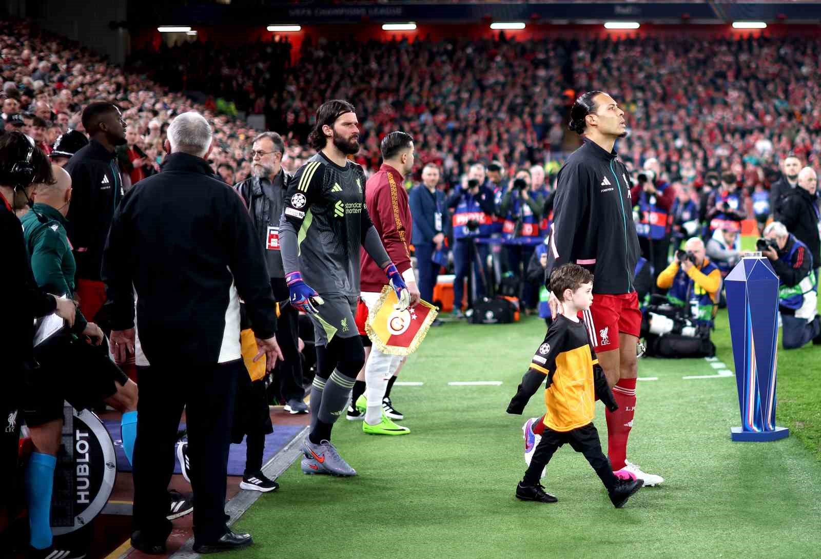 UEFA Şampiyonlar Ligi: Liverpool: 1 - Galatasaray: 0 (İlk yarı)
