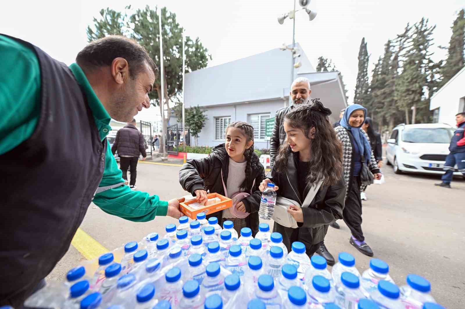 Mersin’de bayramda mezarlıklarda vatandaşlar yalnız bırakılmıyor
