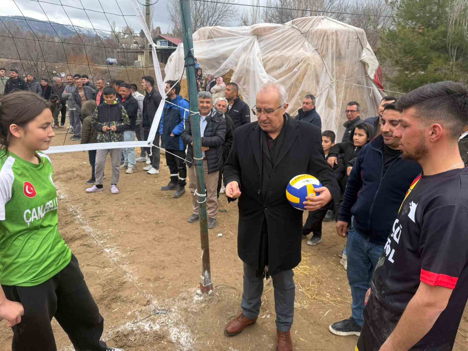 Başkan Arslan, Çamlıbel’de Voleybol Turnuvasına katıldı

