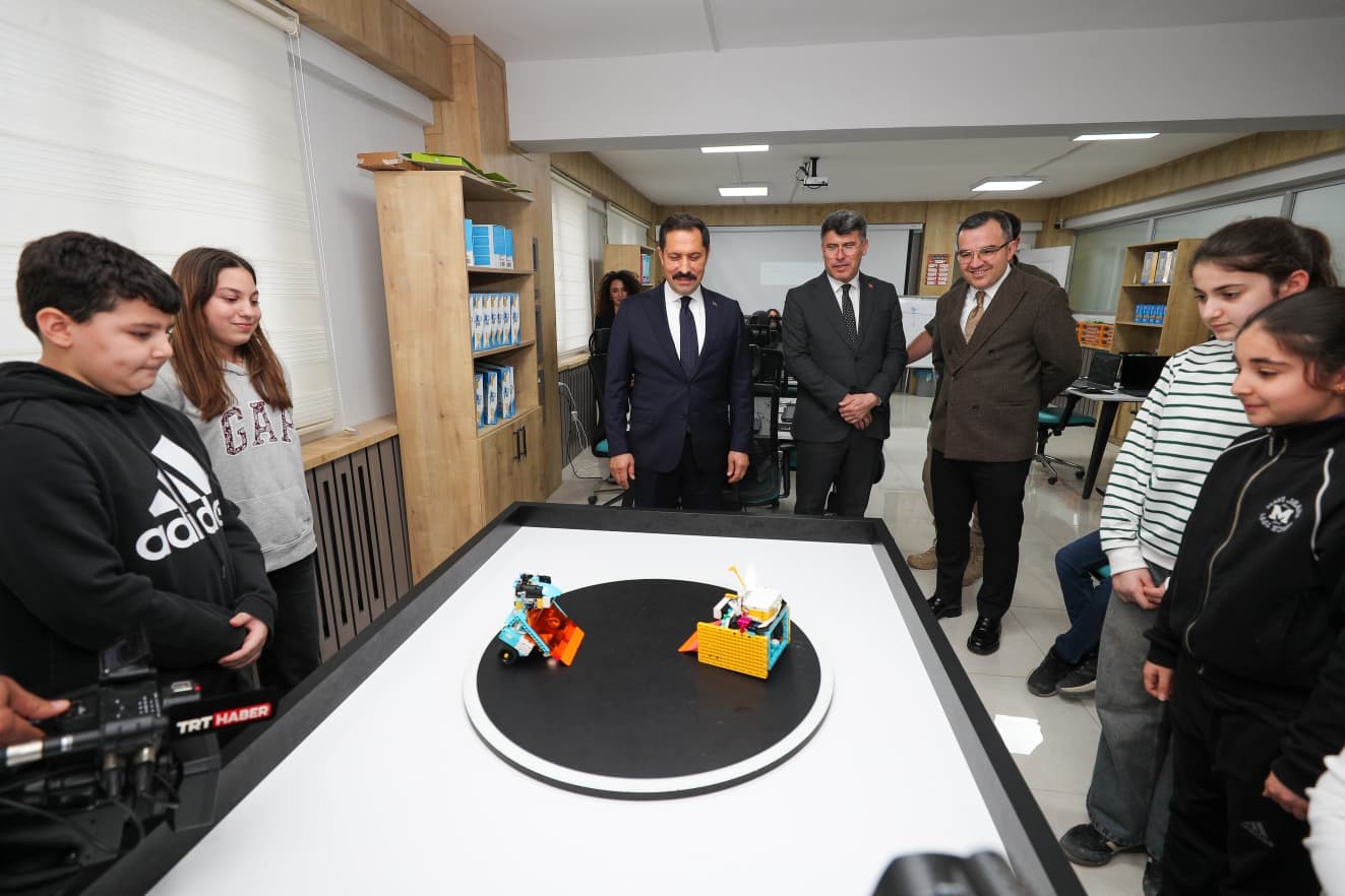 Depremin izlerinin silindiği kentte, 1540 takım, robot yarışmasında derece yapmak için mücadele verecek
