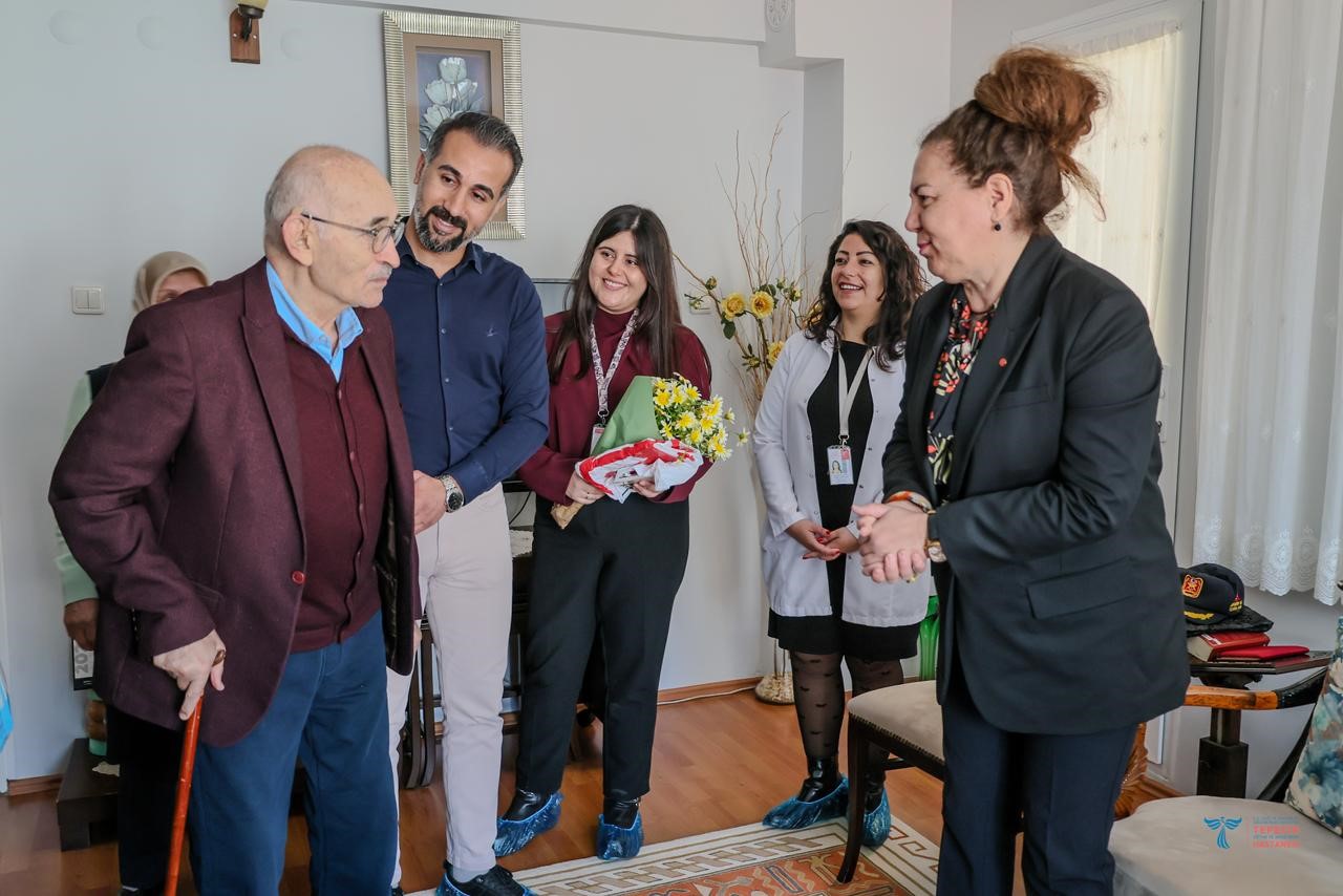 Tepecik Eğitim ve Araştırma Hastanesi’nden Kıbrıs gazisine vefa ziyareti
