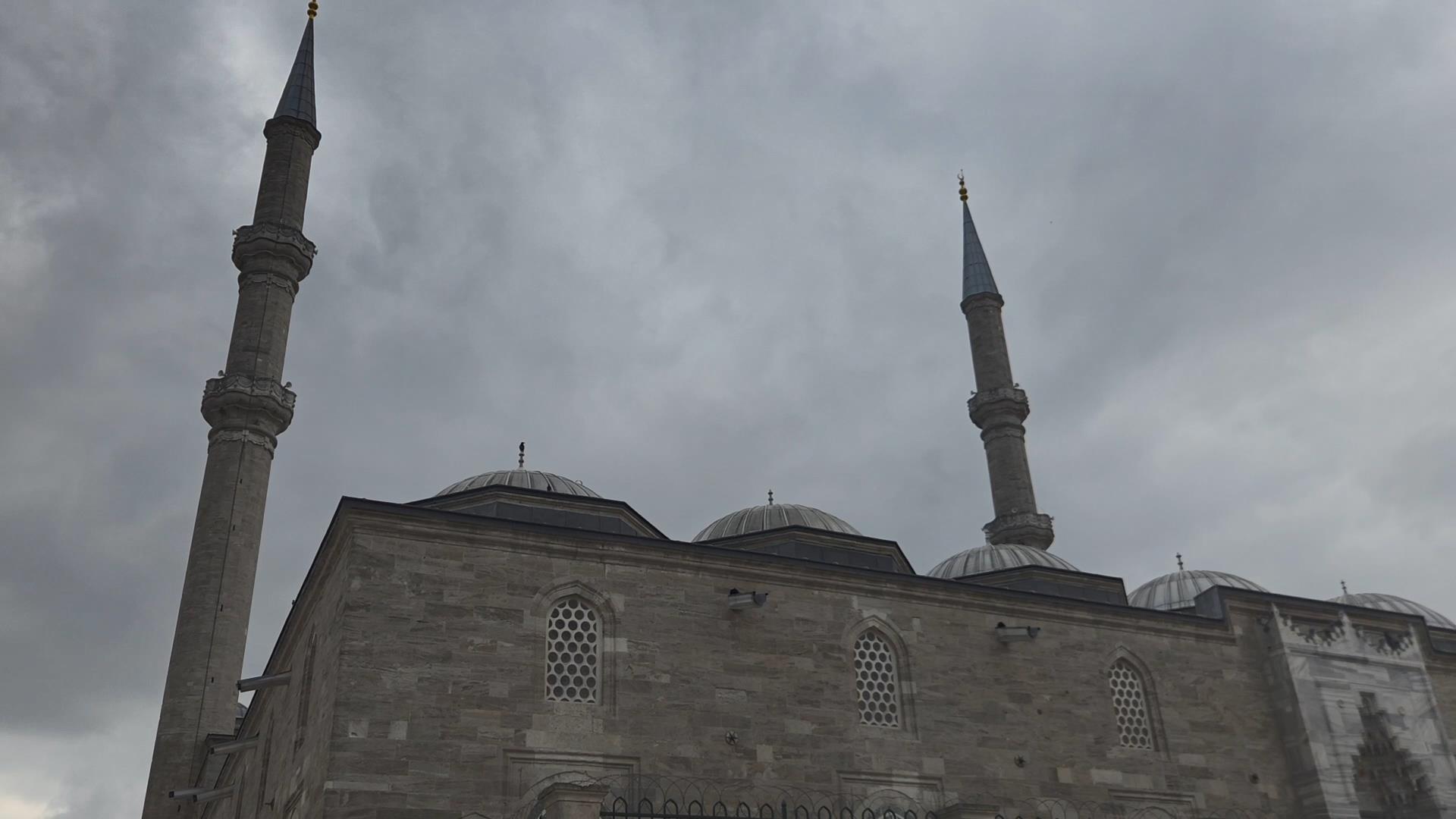 İstanbul - Prof.Dr. İlber Ortaylı'nın son yolculuğuna uğurlanacağı Fatih Camii'nde hazırlıklar sürüyor / Havadan görüntüyle 