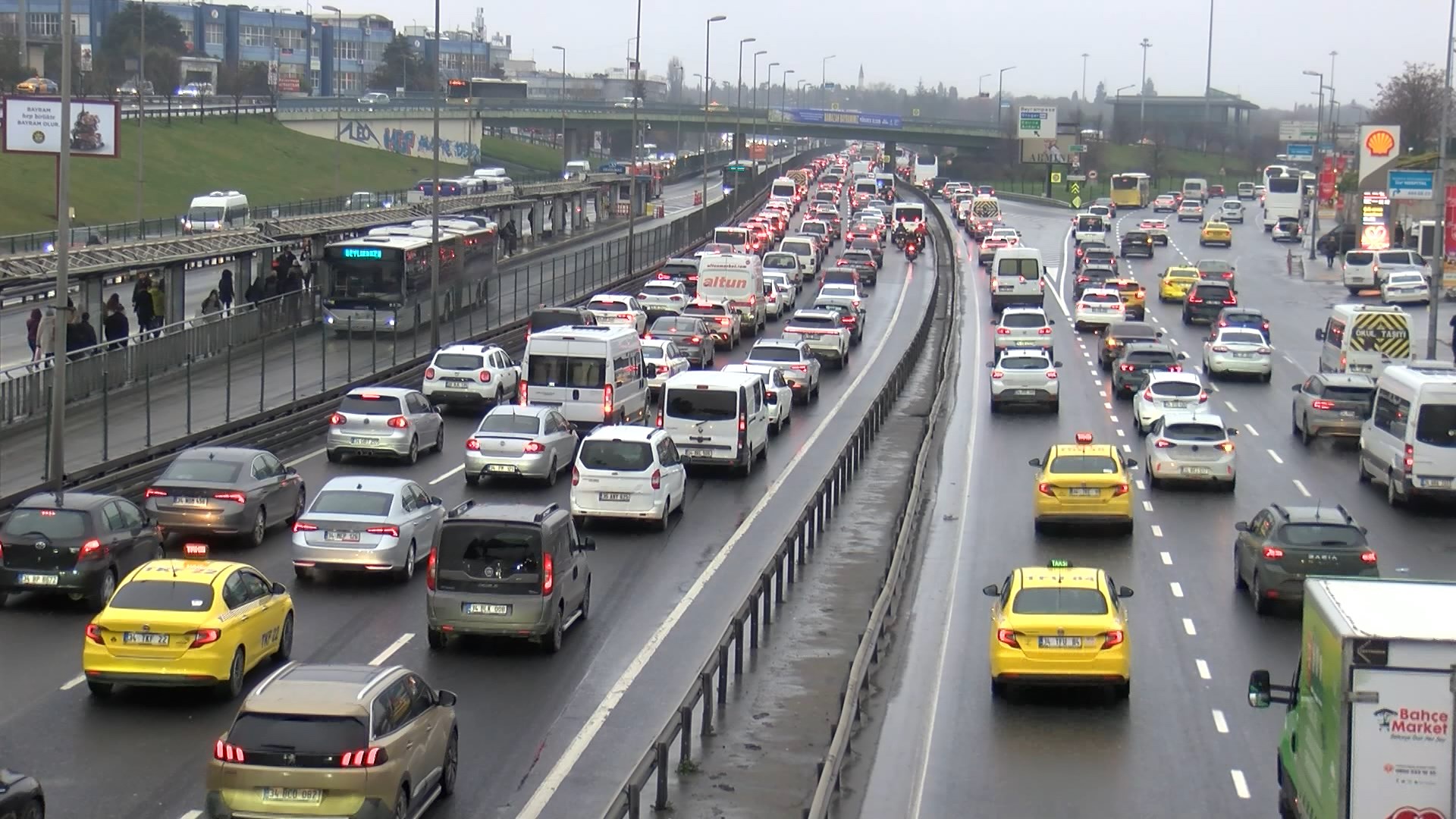  İstanbul - İstanbul'da haftanın ilk iş gününde trafik yoğunluğu 