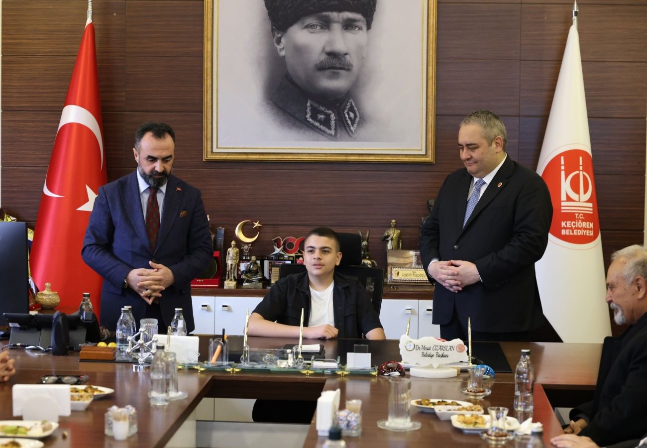 Başkan Özarslan 23 Nisan’da makamını şehit oğlu Taha Burak Çakır’a devretti.