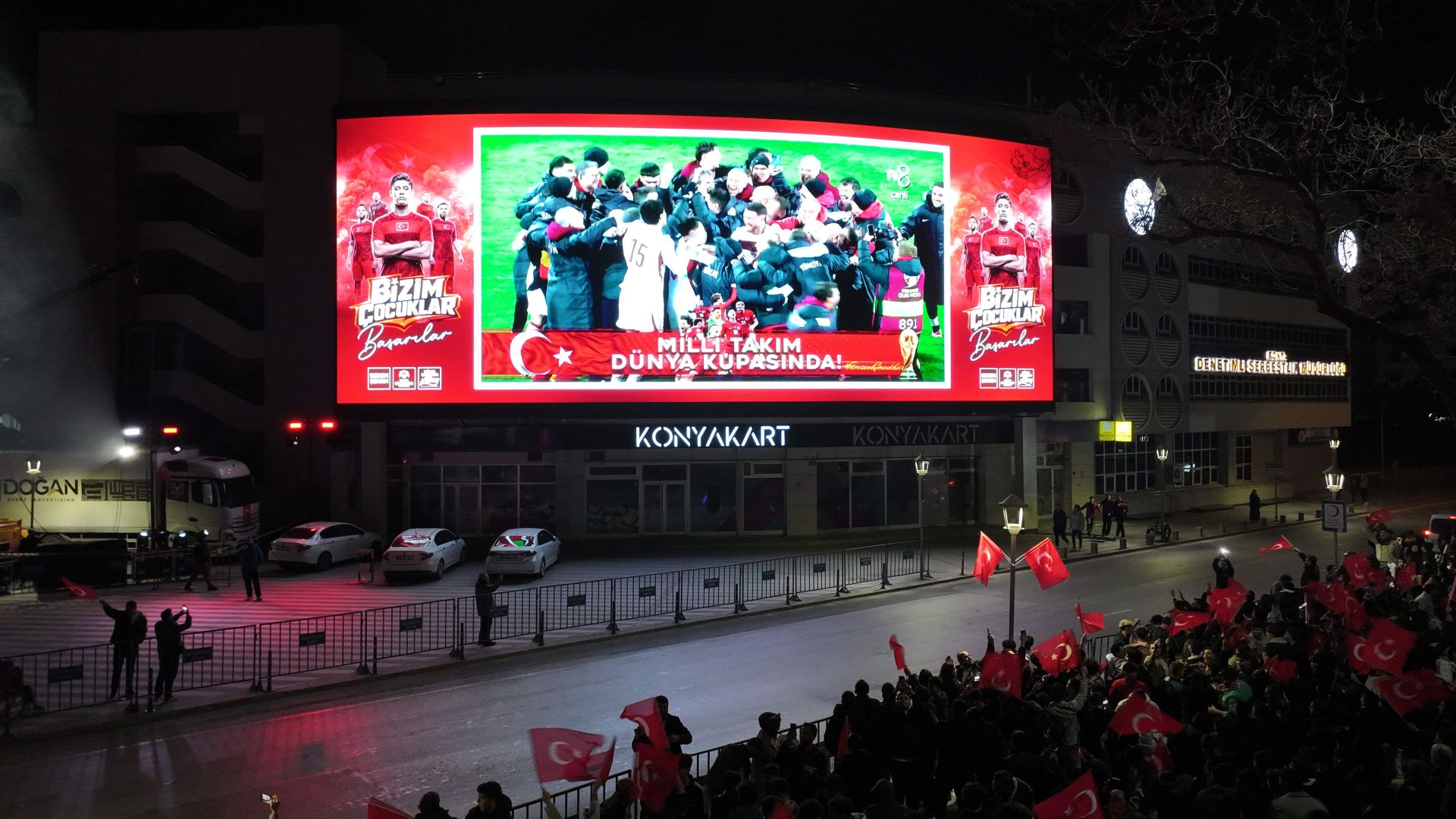KONYALILAR MİLLİ COŞKUYU DEV EKRANDAN TAKİP ETTİ.
