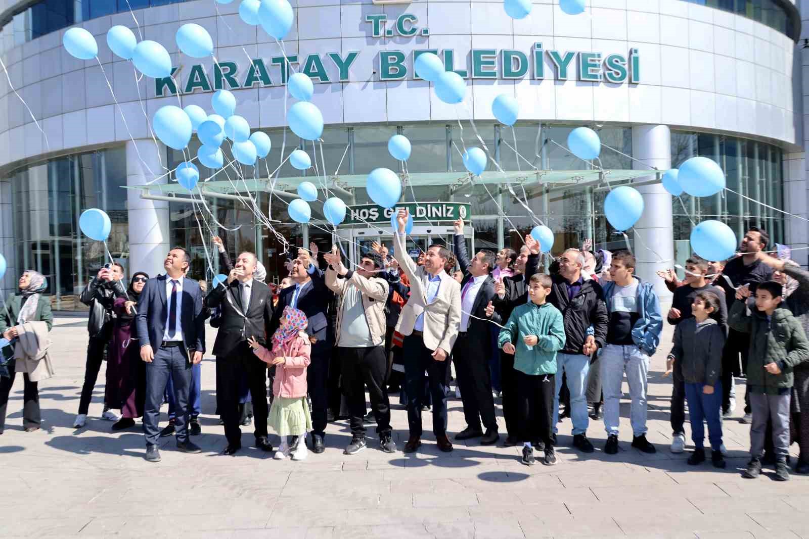 Karatay’da mavi balonlar gökyüzüne bırakıldı
