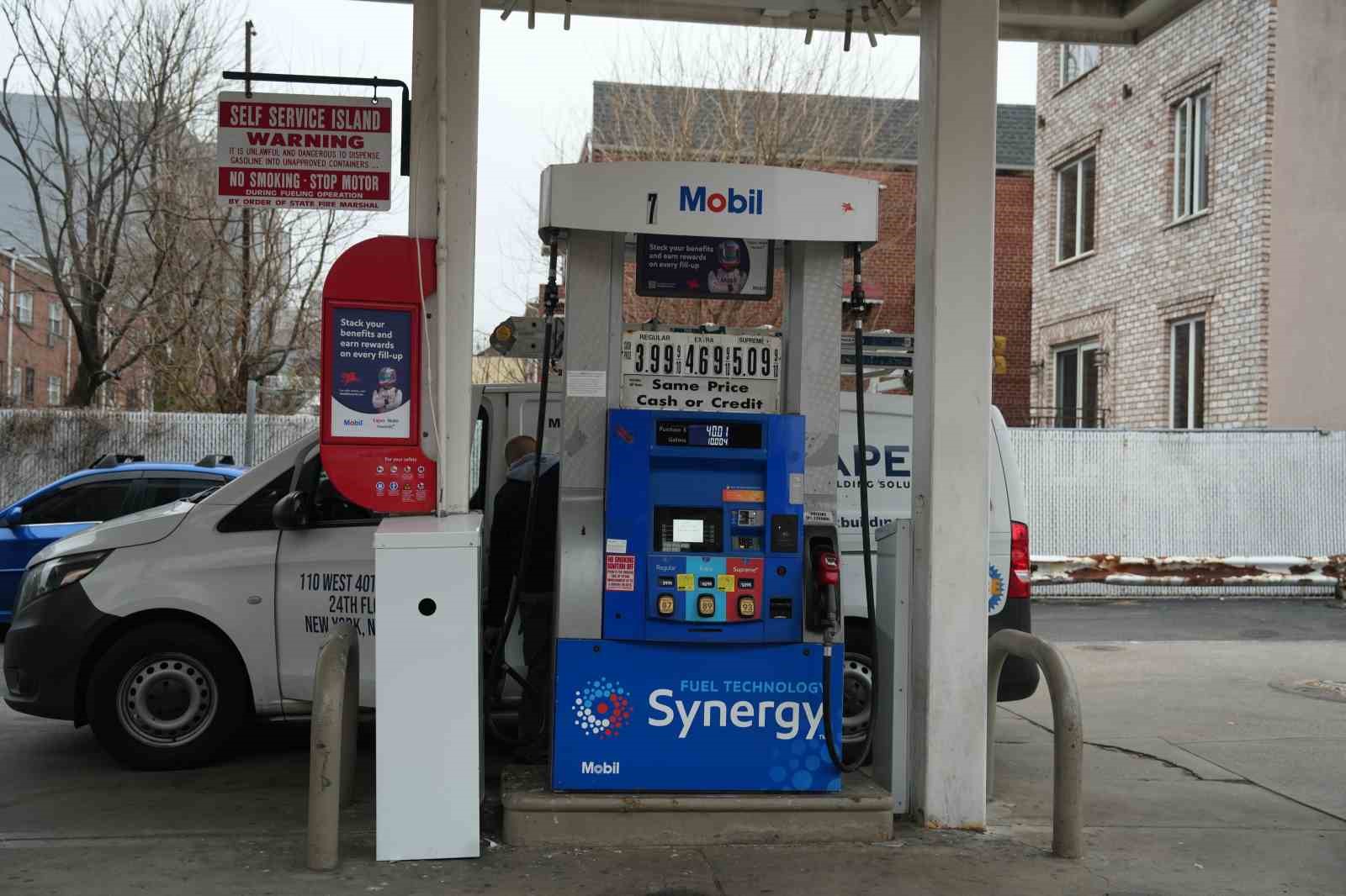 ABD’de ortalama benzin fiyatı 2022’den bu yana ilk kez 4 doların üzerinde
