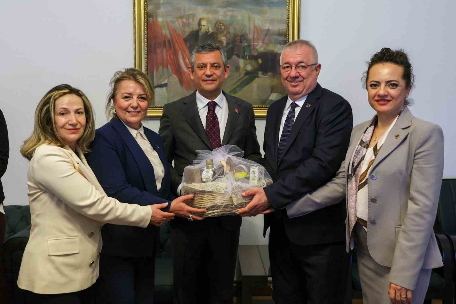 Başkan Ertaş ve Edremit heyeti CHP Lideri Özgür Özel ile buluştu
