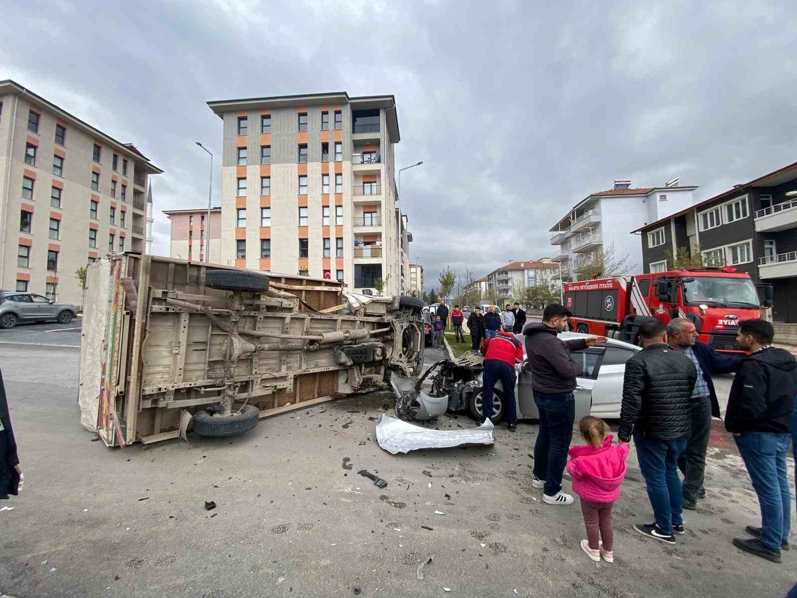 Malatya’da kamyonet ile otomobil çarpıştı: 2 yaralı
