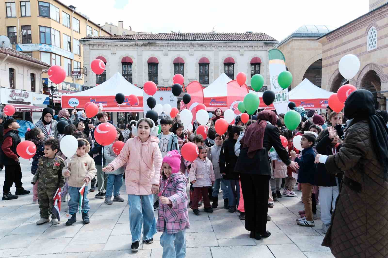 Çocuklar Filistin için yazdıkları mektupları balonlarla gökyüzüne bıraktı

