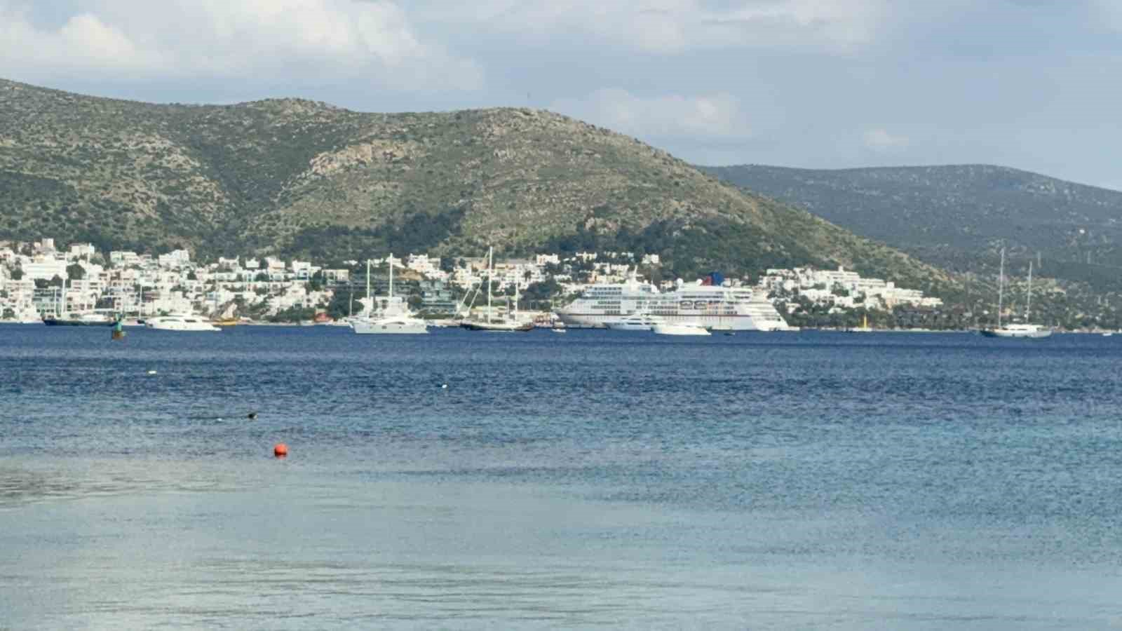 Bodrum Limanı’nda dev yolcu gemisi hareketliliği: 357 turist ilçeye ayak bastı
