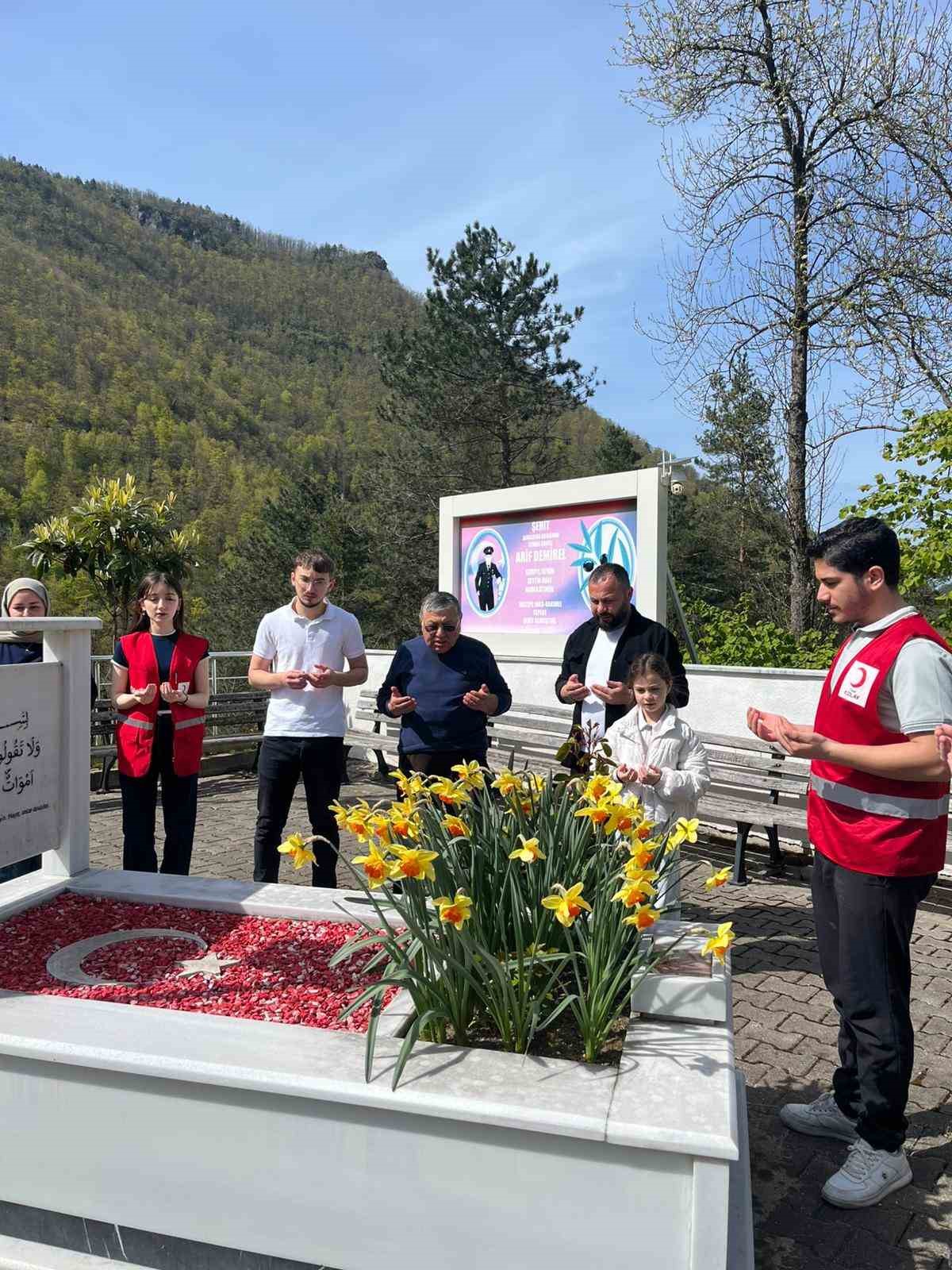 Şehit Jandarma Uzman Arif Demirel, kabri başında anıldı
