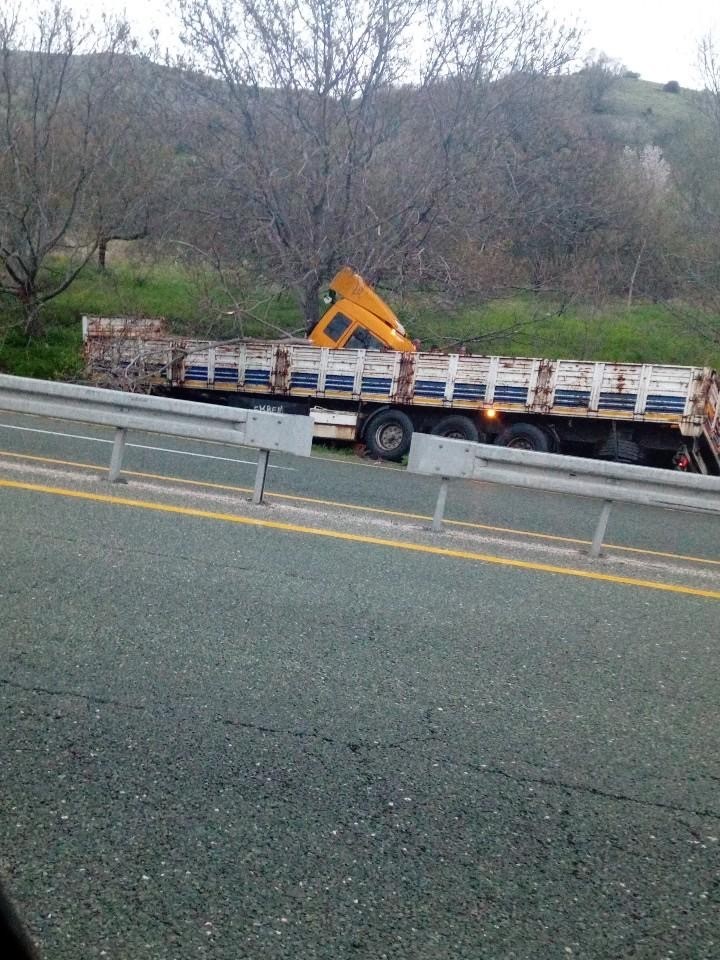 Elazığ’da tır yoldan çıktı: 1 yaralı
