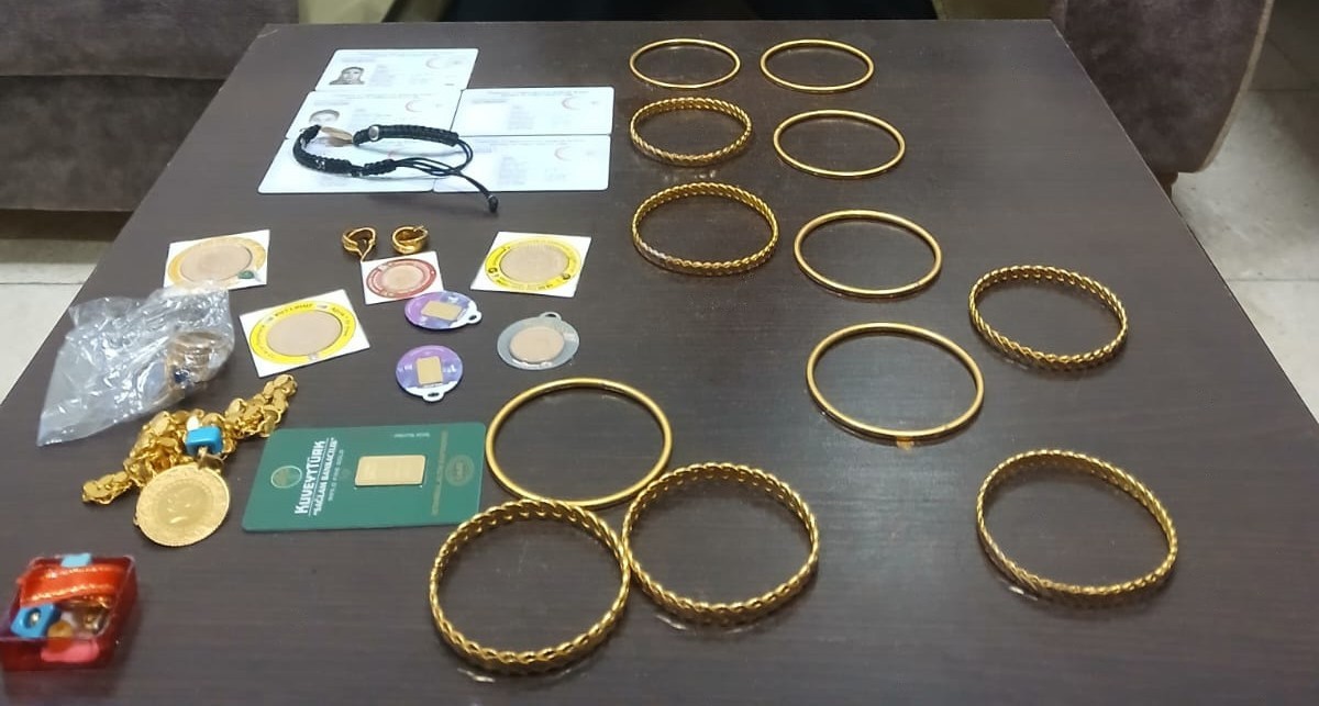 Diyarbakır’da otobüste unutulan çok sayıda altın sahibine teslim edildi
