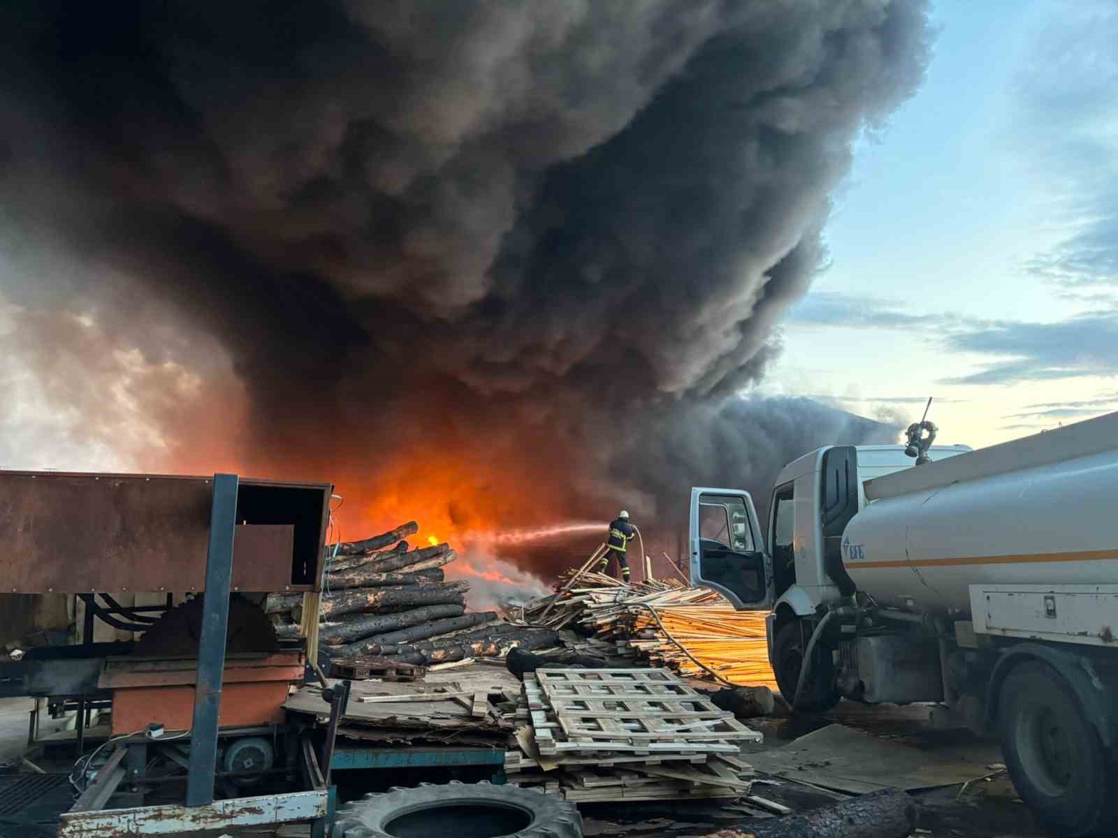 Kereste fabrikasındaki yangın kontrol altına alındı
