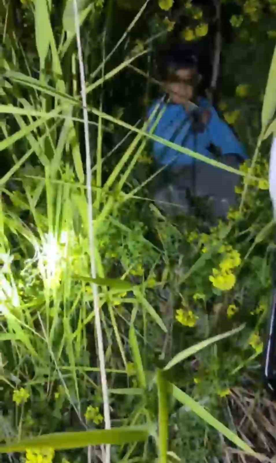 Şanlıurfa’da kayalıklarda mahsur kalan 2 küçük kardeş kurtarıldı
