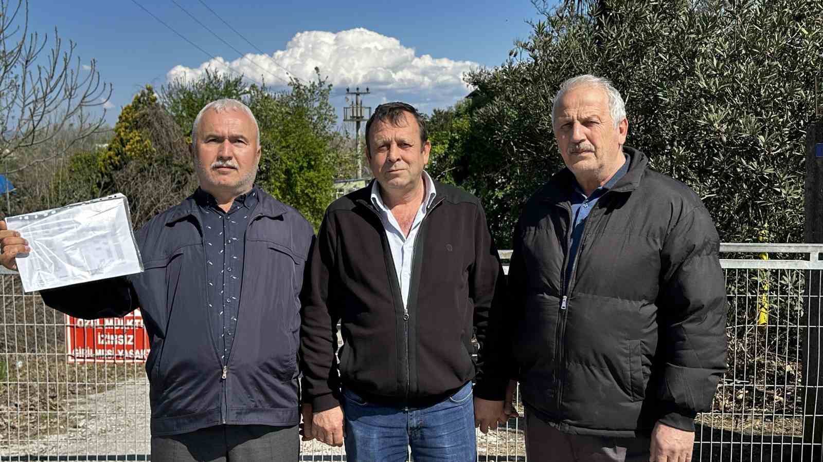 10 yıldır ödenmeyen süt paraları için fabrika önünde toplandılar
