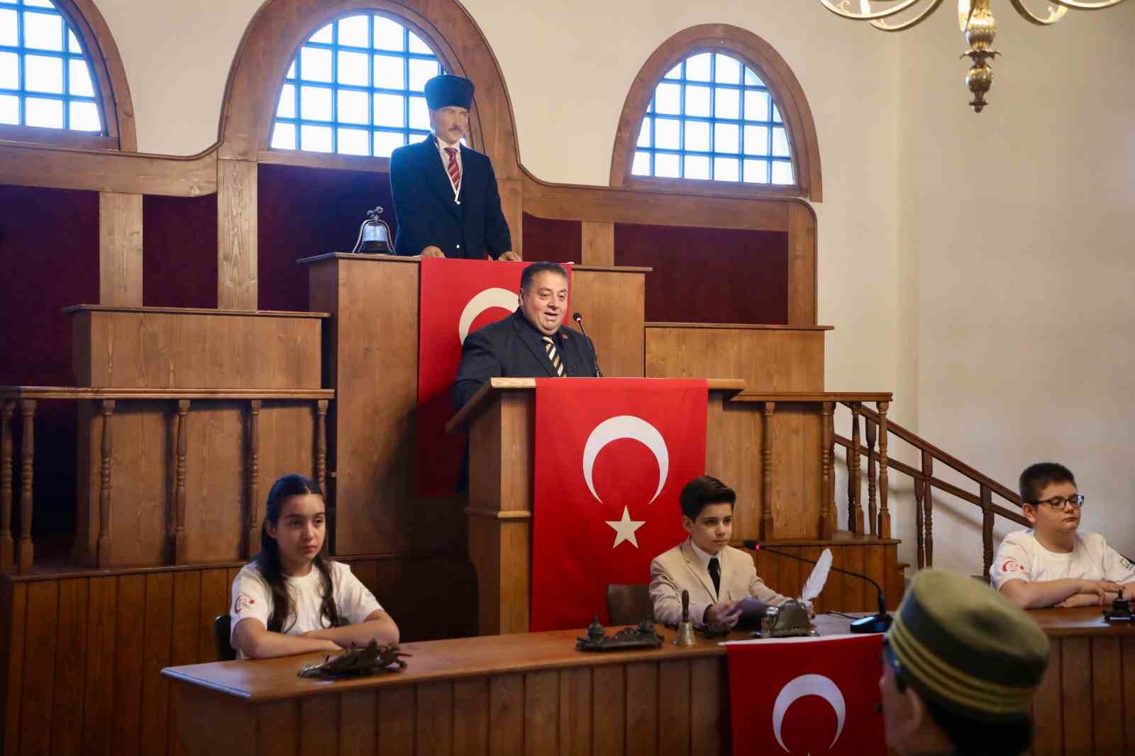 Çocuk meclisinden tarihi atmosferde 23 Nisan özel oturumu
