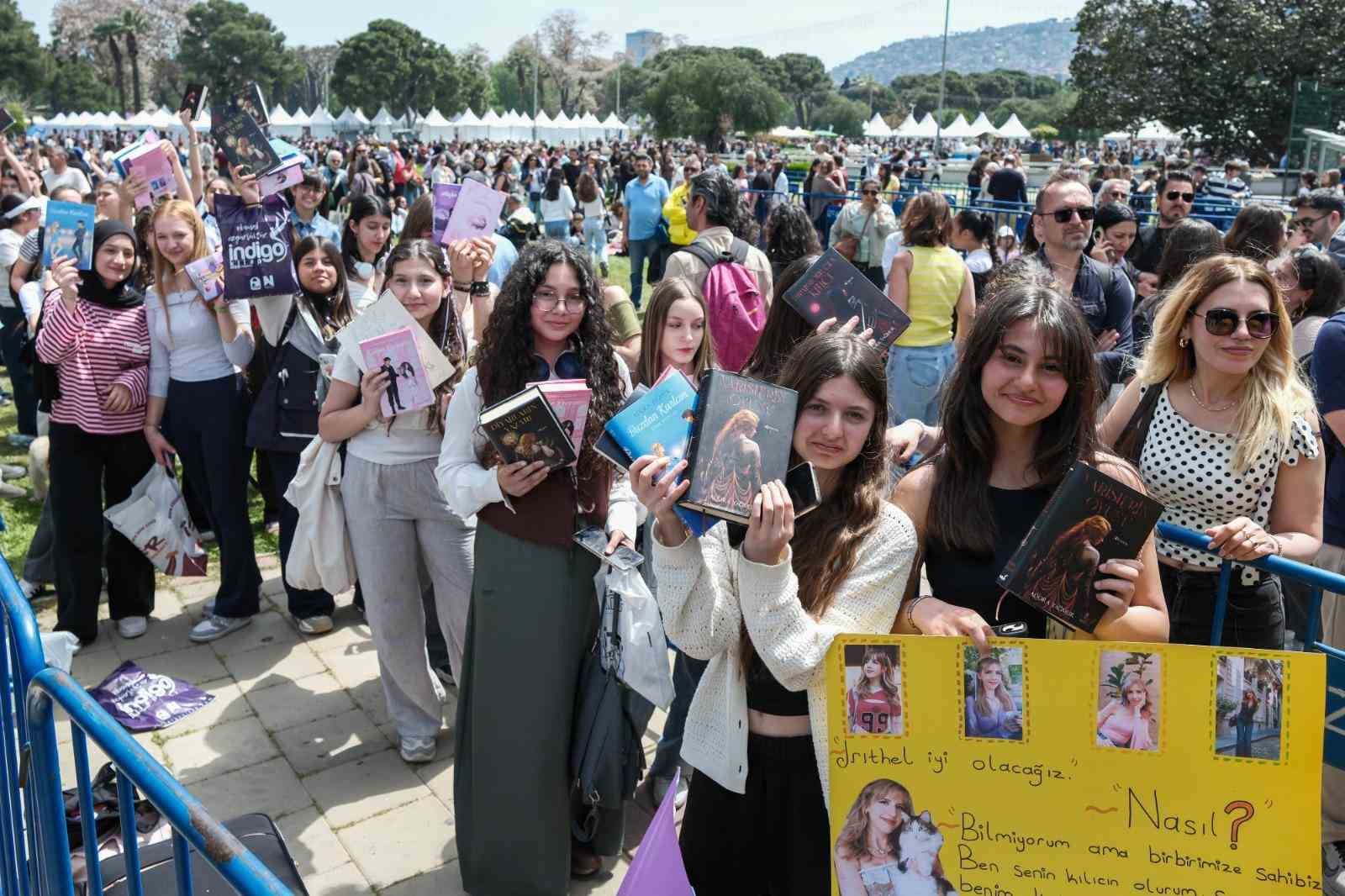 İZKİTAP’ta edebiyat şöleni yaşanıyor
