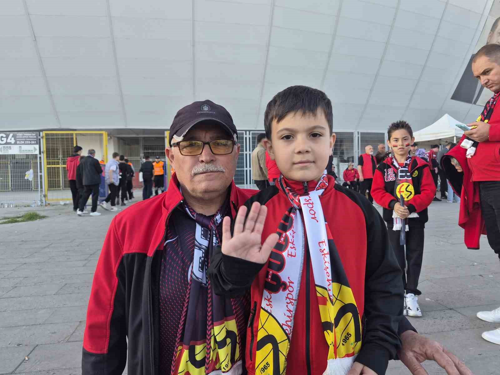 Eskişehirspor’un kritik karşılaşmasına dede-torun geldiler
