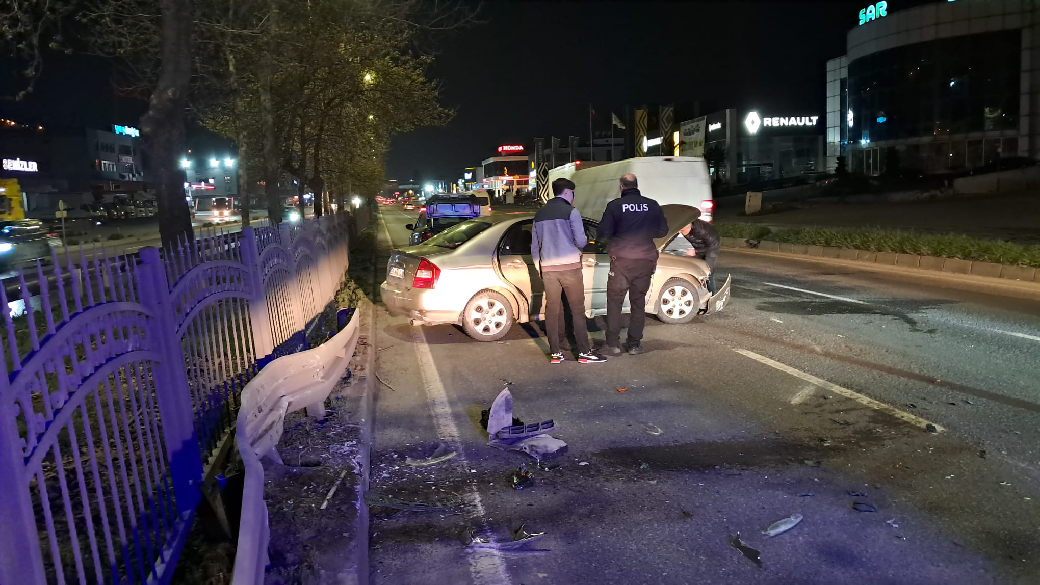 Otomobil refüjdeki bariyerlere çarptı: 2 yaralı