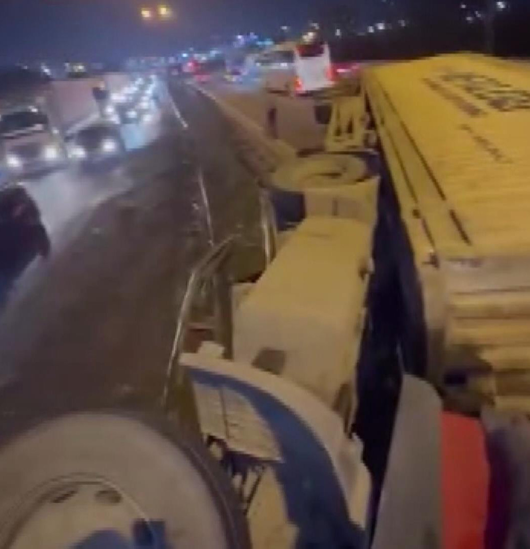 Tuzla TEM Otoyolu'nda TIR devrildi; trafik yoğunluğu oluştu