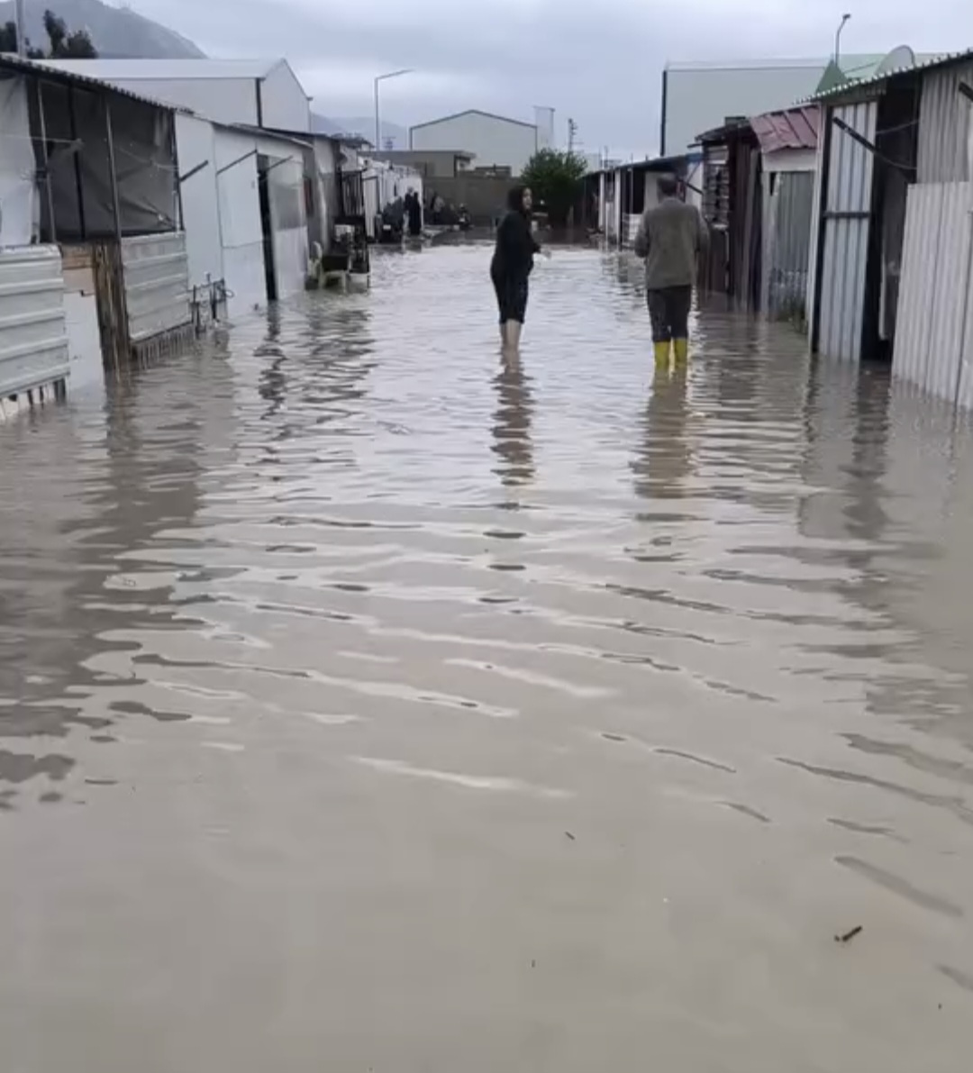 Hatay'da şiddetli yağış; yollar göle döndü, evleri su bastı