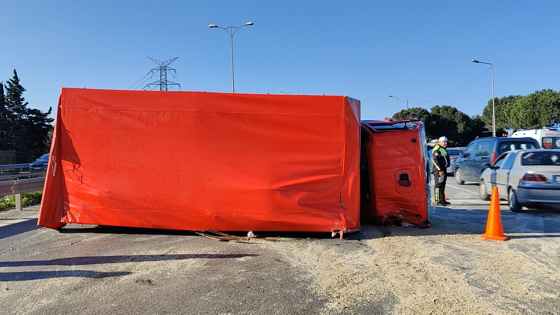 Bayrampaşa'da otomobilin çarptığı kamyon devrildi; 1 çocuk öldü, 6 kişi yaralandı / Ek bilgi