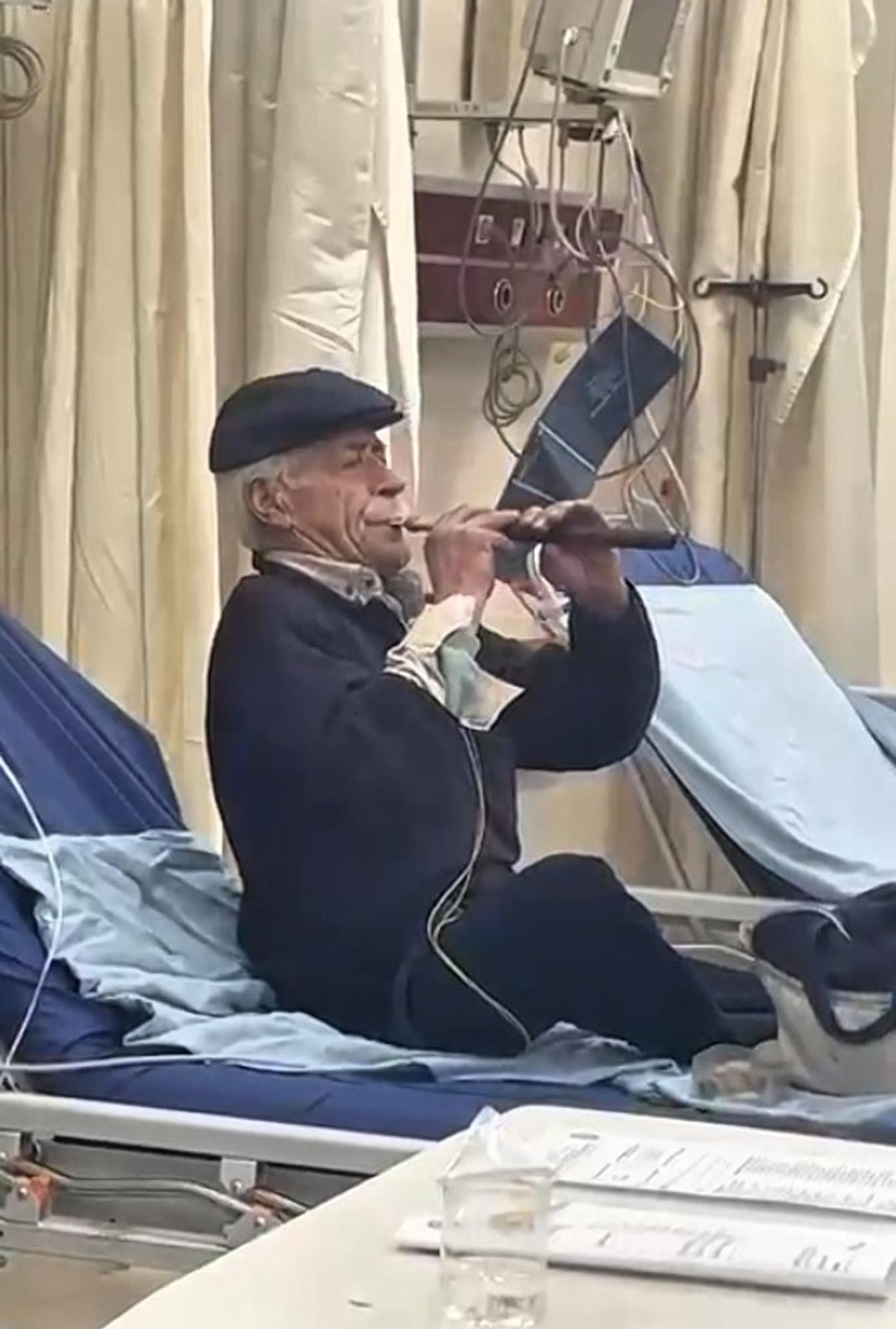 ‘Acımı hafifletiyor’ deyip acil serviste zurna çaldı