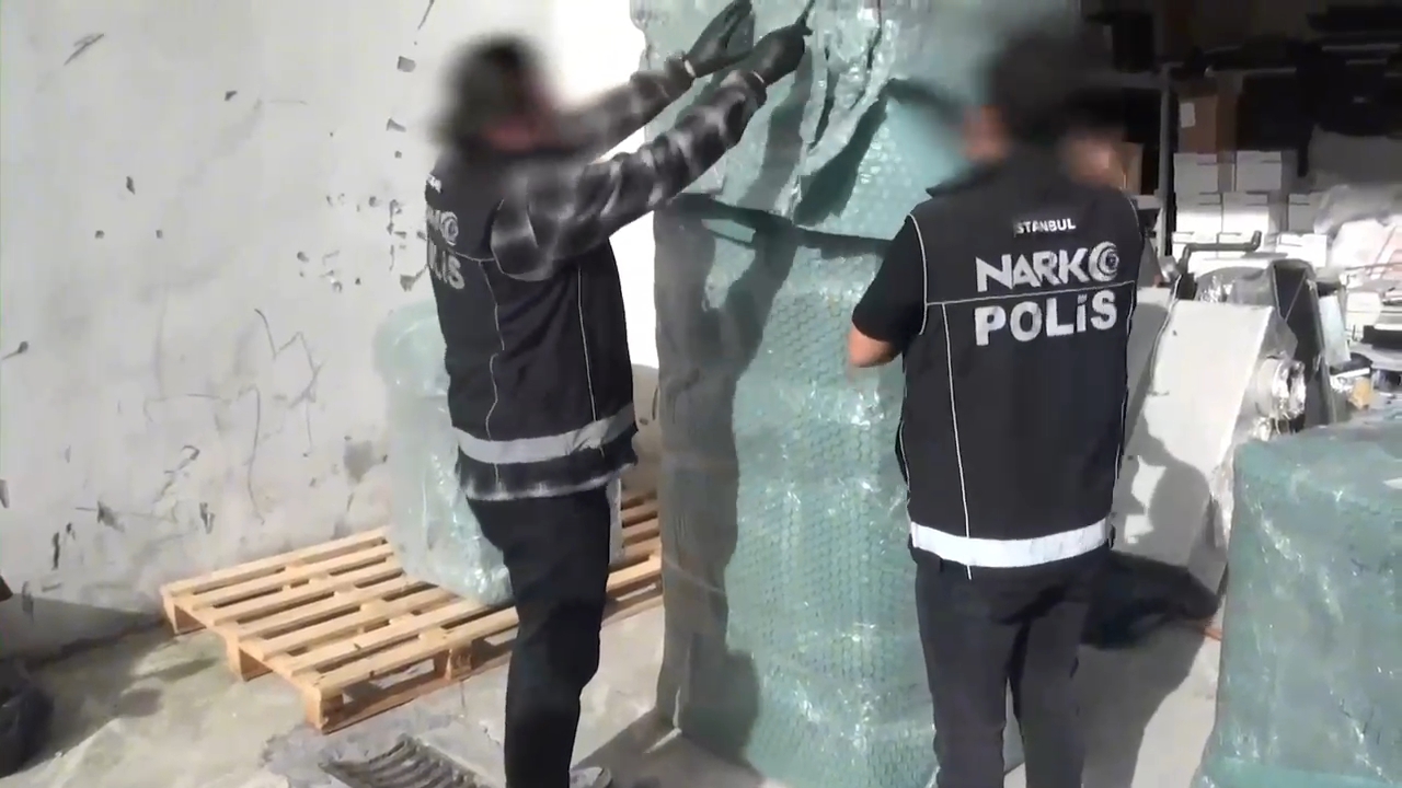 Esenyurt'ta kargo ile gönderilen buzdolabında 28 kilogram metamfetamin ele geçirildi