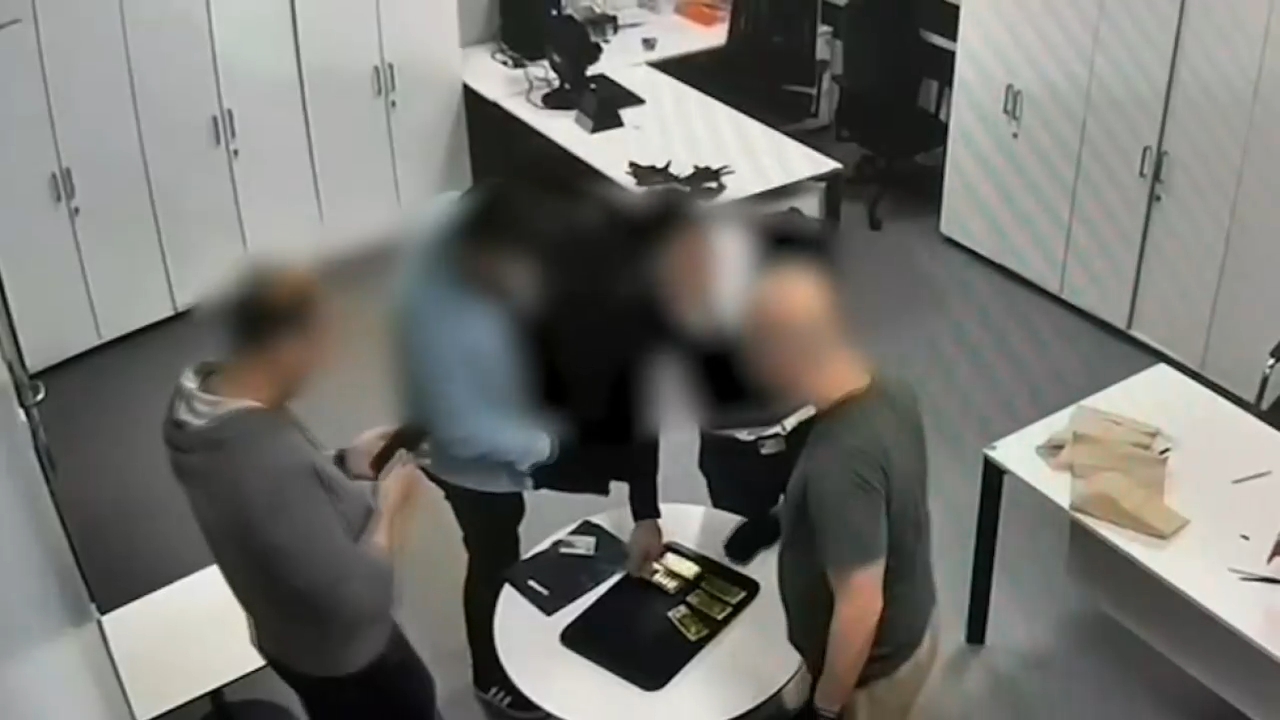 Interpol tarafından 'Kırmızı Bültenle' aranan altın kaçakçısı İstanbul'da yakalandı