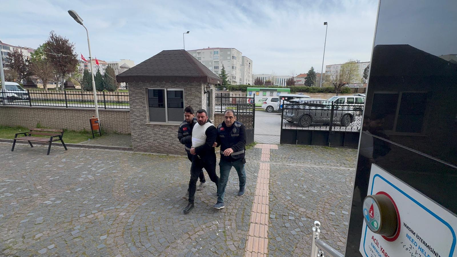 Balkondan girip yatağında uyuyan kişiyi öldüren şüpheliyi azmettirdiği iddiasıyla 2 kardeş tutuklandı