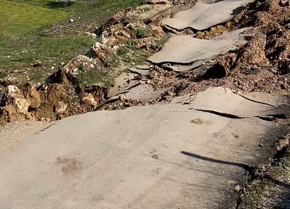 Bursa'da heyelan: Kırsal mahalleleri bağlayan yol ulaşıma kapandı