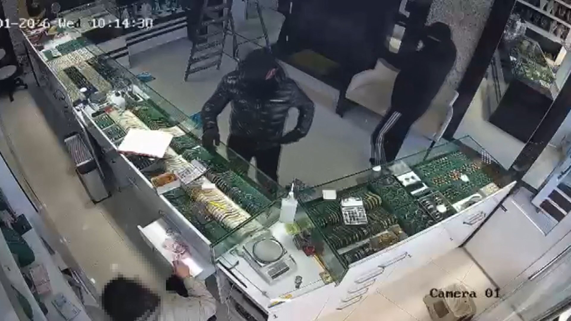 Başakşehir'de kuyumcuya soygun girişimi kamerada