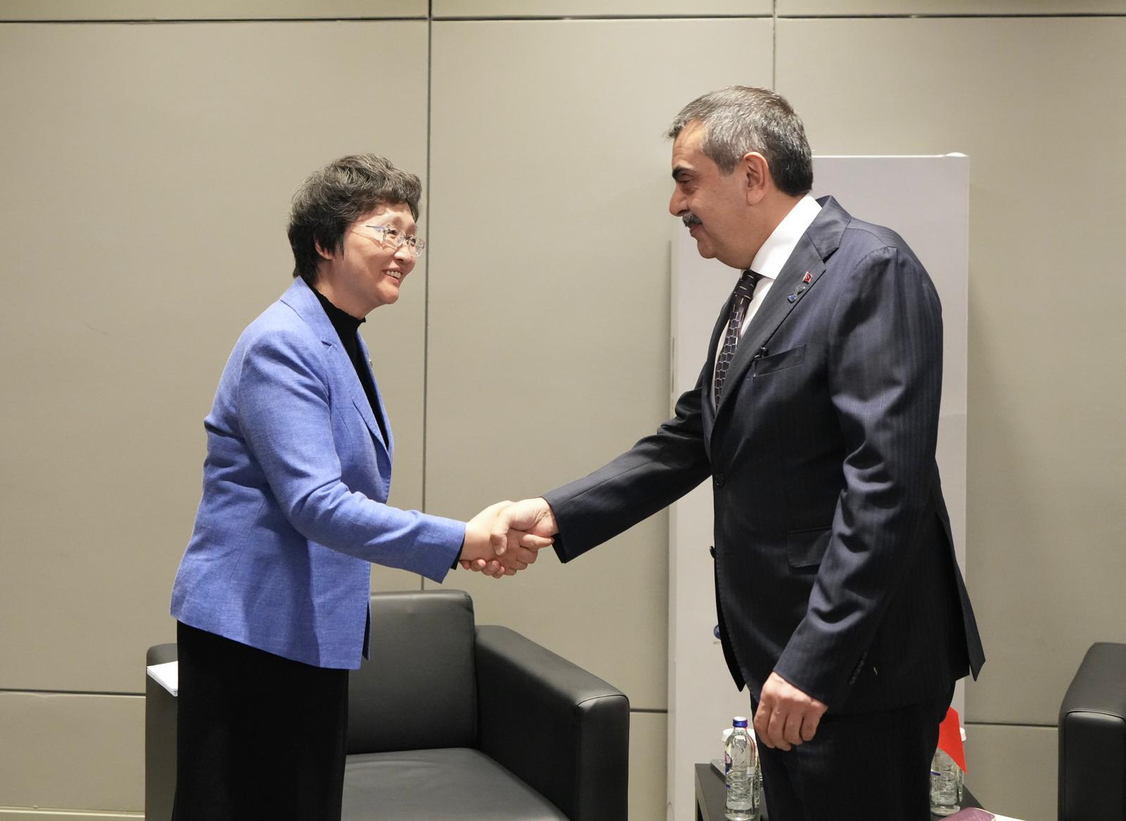 Bakan Tekin, Çin İnsan Kaynakları Sosyal Güvenlik Bakanı Wang ile görüştü