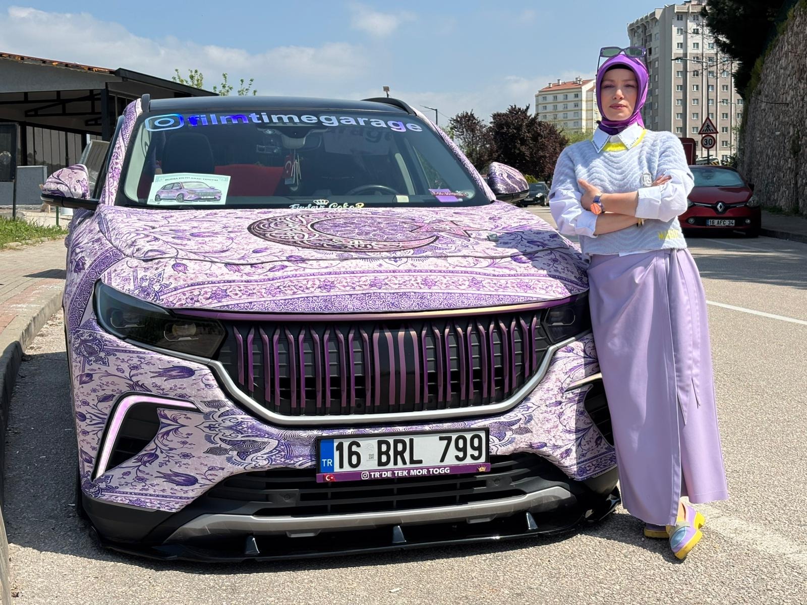Otomobilini Türk motiflerinin yer aldığı mor renkli halıyla kapladı