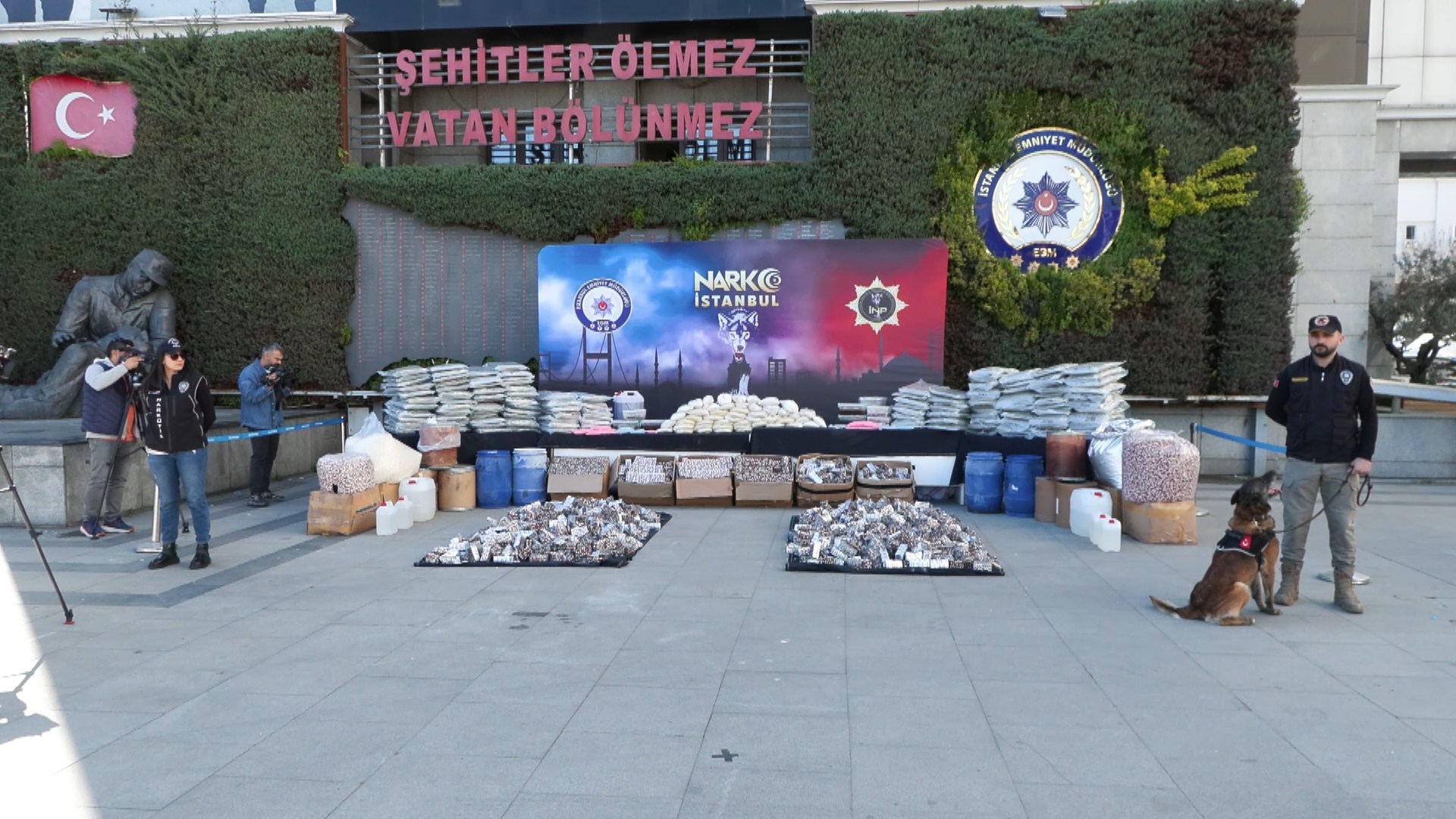 İstanbul’da uyuşturucu operasyonu: 89 şüpheli tutuklandı, ele geçirilenler sergilendi