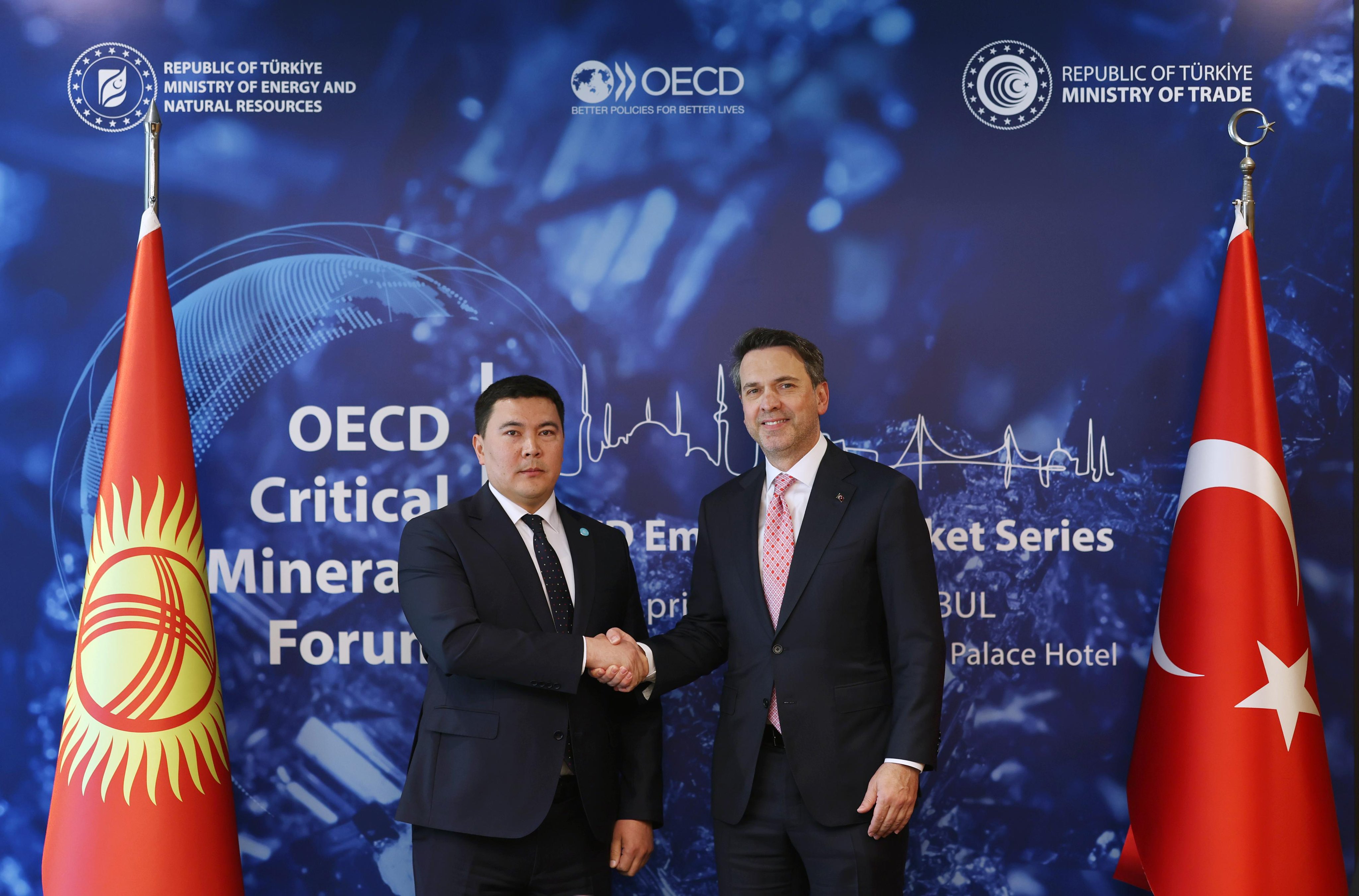 Bakan Bayraktar, Kırgızistan Doğal Kaynaklar, Ekoloji ve Teknik İşler Bakanı Toktobaev ile görüştü