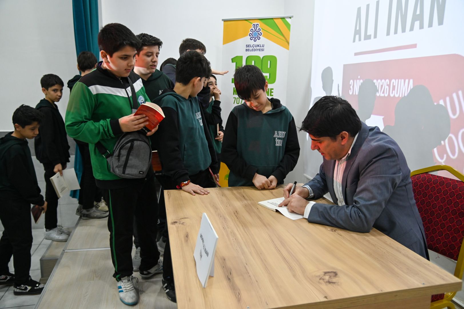 SELÇUKLU’DA “OKUR-YAZAR BULUŞMALARI” 4. KEZ ÖĞRENCİ VE YAZARLARI BİR ARAYA GETİRİYOR.