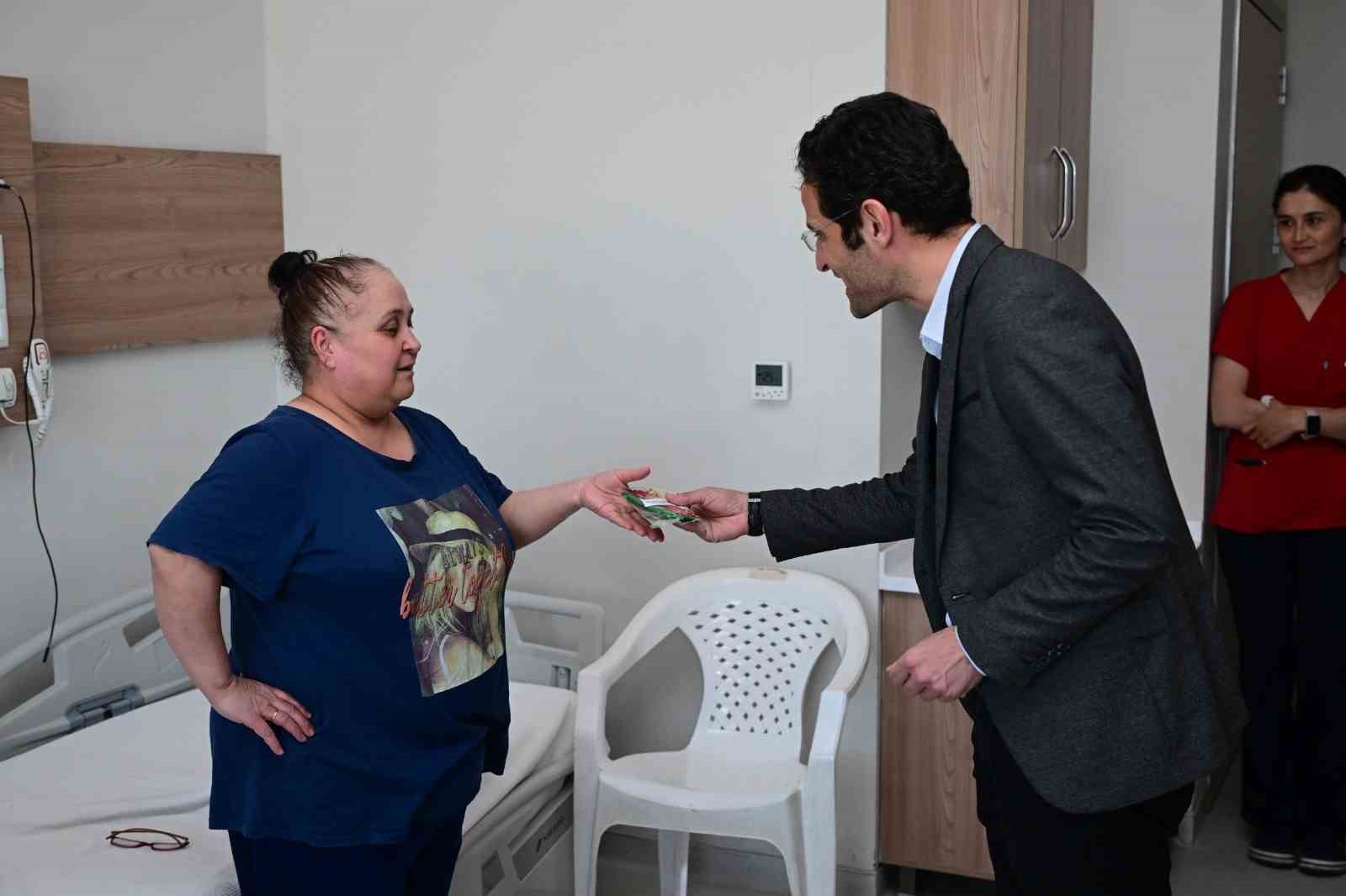 Manisa’daki hastalara mesir macunu dağıtıldı
