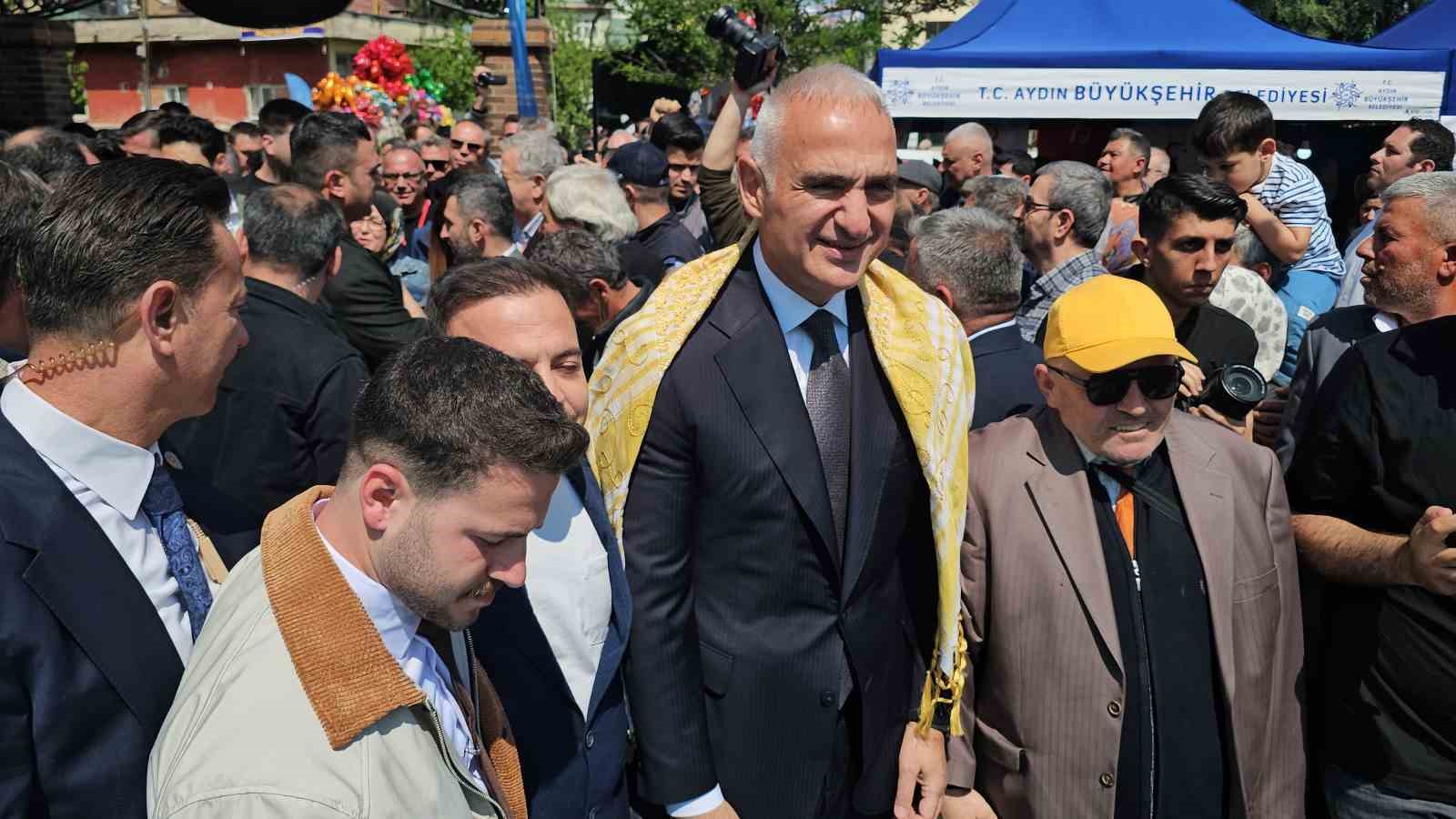 Bakan Ersoy Nazilli’de festival açılışına katıldı
