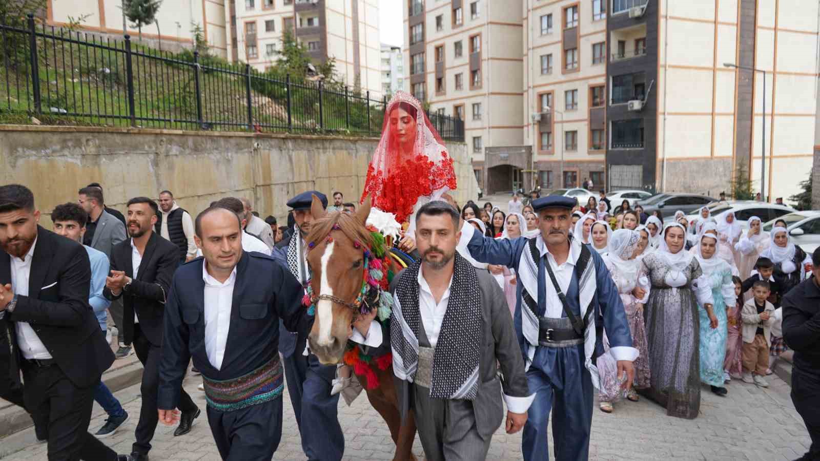 Şırnak’ta dünyaevine giren gelin, asırlık gelenekle baba evinden alındı
